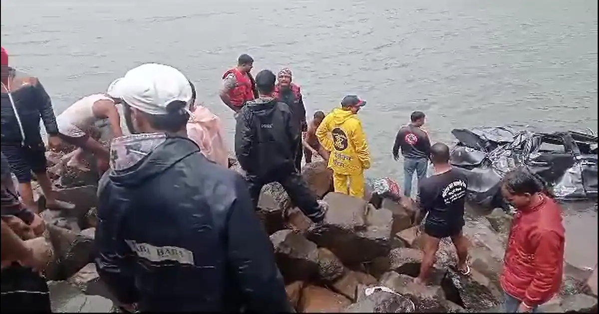 कोकणात ट्रेकिंगसाठी निघाले, दाट धुक्याने तिघांचा घात, वळणावर अंदाज चुकला अन् गाडी थेट… कोकणात ट्रेकिंगसाठी निघाले, दाट धुक्याने तिघांचा घात, वळणावर अंदाज चुकला अन् गाडी थेट…