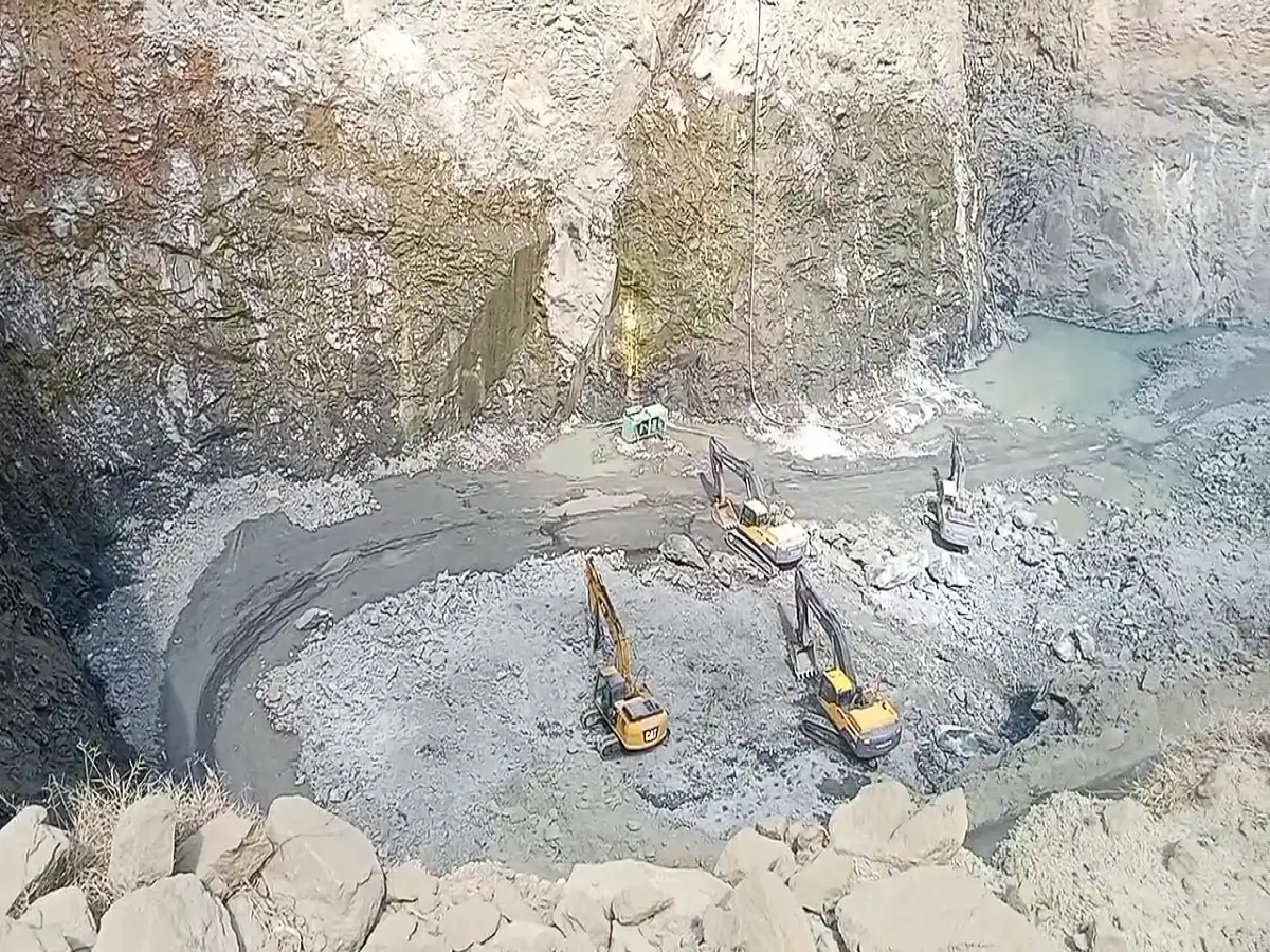 விழுப்புரத்தில் மண் சரிவில் சிக்கி 2 தொழிலாளர்கள் உயிரிழப்பு! 