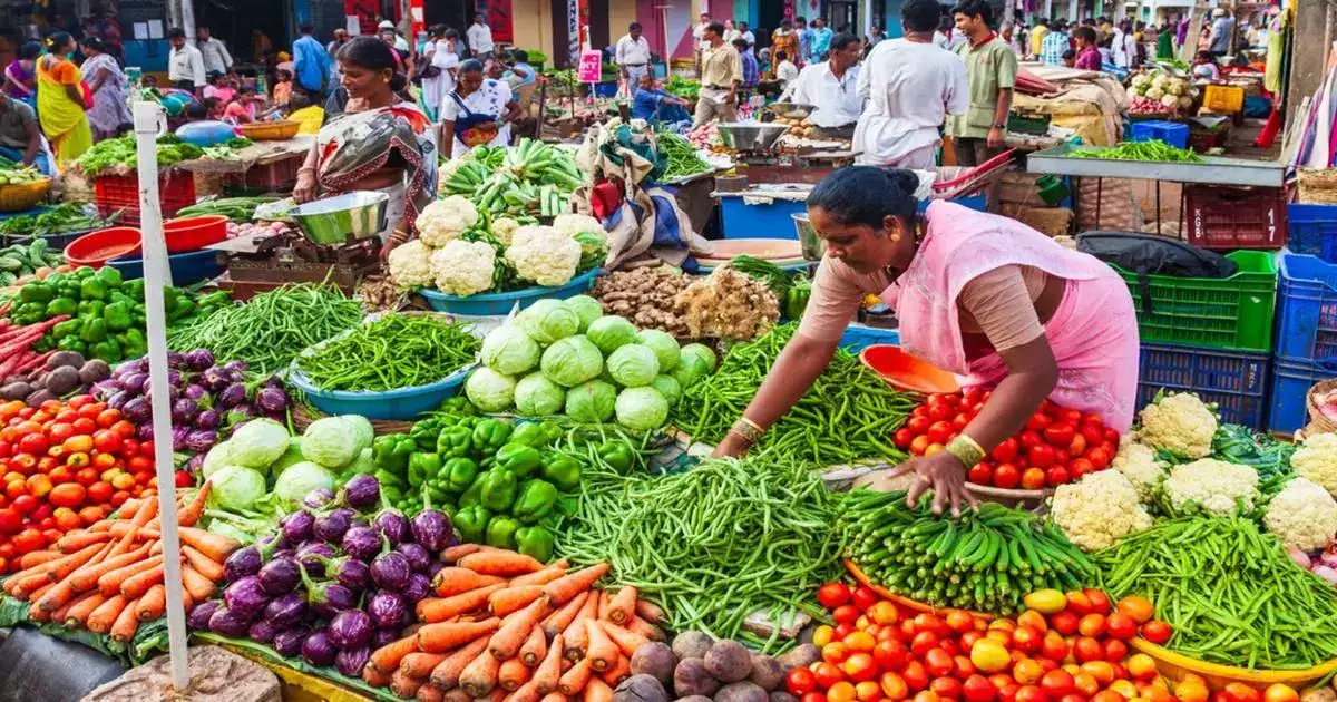 ऐन सणासुदीत सर्वसामान्यांचं बजेट कोलमडणार; भाज्या-फळ-फुलांचे दर गडगडले, काय स्वस्त अन् काय महाग?