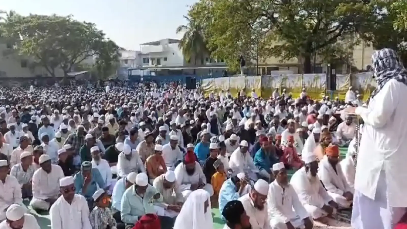 சேலம் சூரமங்கலம்; ஈத்கா மைதானத்தில் இஸ்லாமியர்கள் ரமலான் பண்டிகை சிறப்பு தொழுகை! 