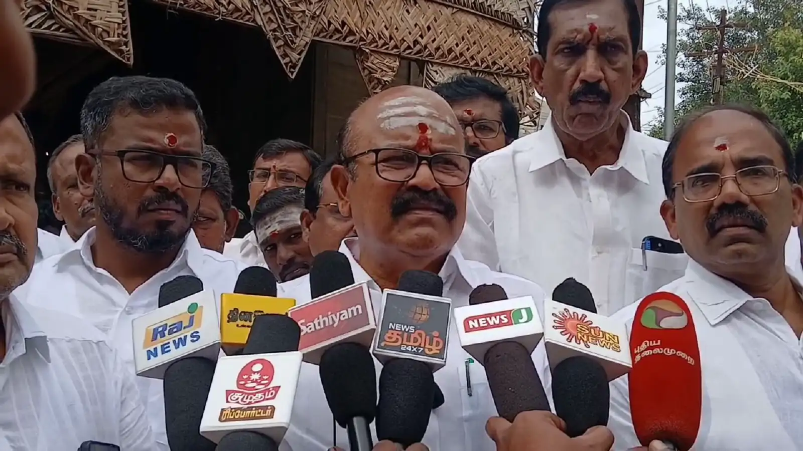 எம் ஜி ஆர் பெயரை வெற்றி என்பதற்காக பயன்படுத்துவது குறுக்கு புத்தி-விஜயை விமர்சனம் செய்த பொள்ளாச்சி ஜெயராமன்! 