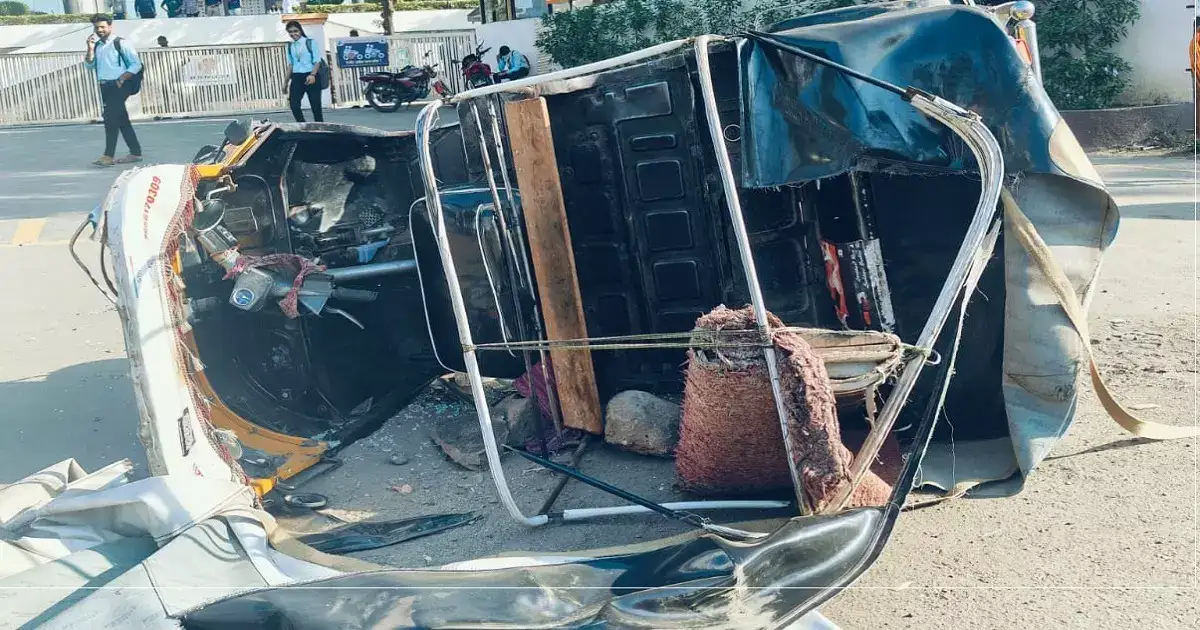 कॉलेजमधील मुलींचे काढायचा फोटो; तरुणांनी पाहिलं, रिक्षाची तोडफोड करत चालकाला धडा शिकवला कॉलेजमधील मुलींचे काढायचा फोटो; तरुणांनी पाहिलं, रिक्षाची तोडफोड करत चालकाला धडा शिकवला