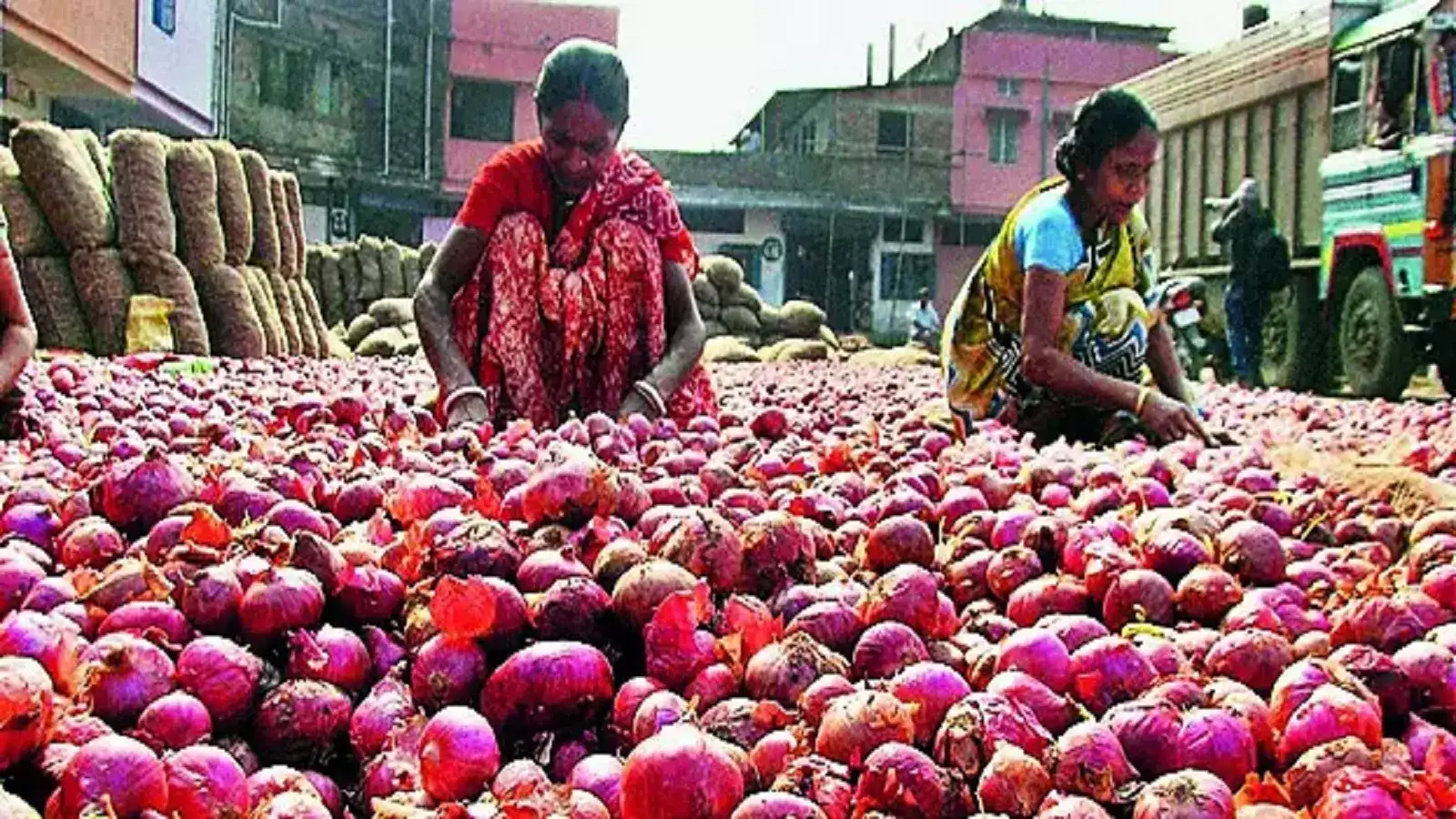 Onion Subsidy: कांदा उत्पादकांना मोठा दिलासा; पात्र 14 हजार शेतकऱ्यांसाठी 28.32 कोटींचा निधी मंजूर Onion Subsidy: कांदा उत्पादकांना मोठा दिलासा; पात्र 14 हजार शेतकऱ्यांसाठी 28.32 कोटींचा निधी मंजूर