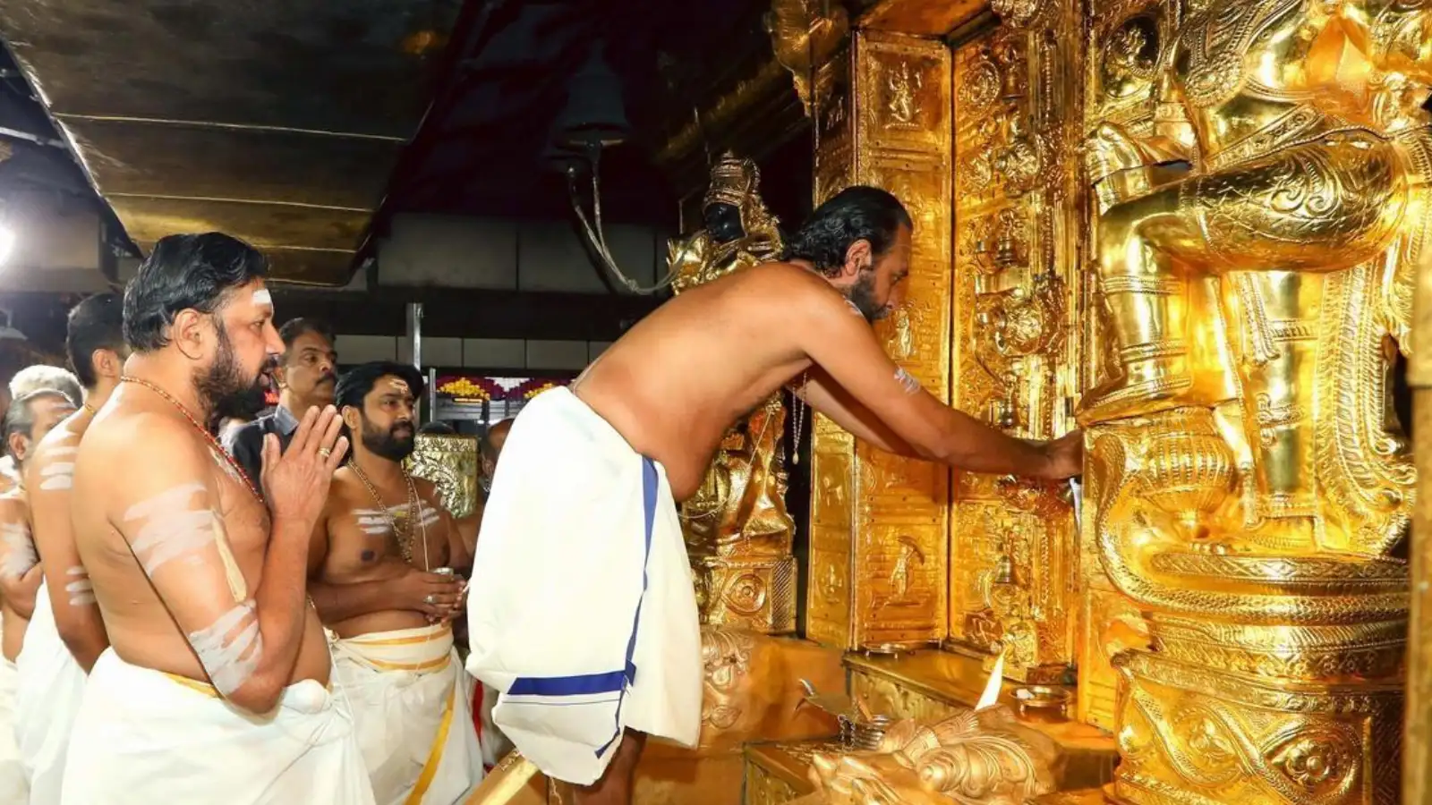 சபரிமலை தங்கம் திருட்டு விவகாரம்.. கோயிலில் சிறப்பு புலனாய்வுக் குழு விசாரணை! 