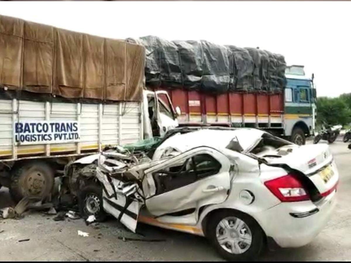 जालना अपघात,रस्त्यालगत उभ्या असलेल्या ट्रकला दोन वाहनं धडकली; तिहेरी अपघातात एक ठार - one dead and 6 injured in an accident jalna district - Maharashtra Times