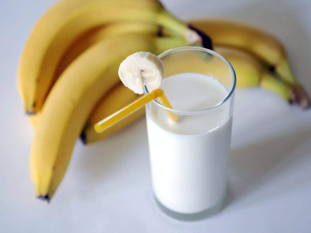 Banana And Milk Side Effects,Milk and Banana: आयुर्वेद में दूध-केला है  जहरीला कॉम्बिनेशन, बॉडी बनाने के चक्कर में न हो जाएं 8 गंभीर नुकसान -  according to ayurveda 8 reasons why you