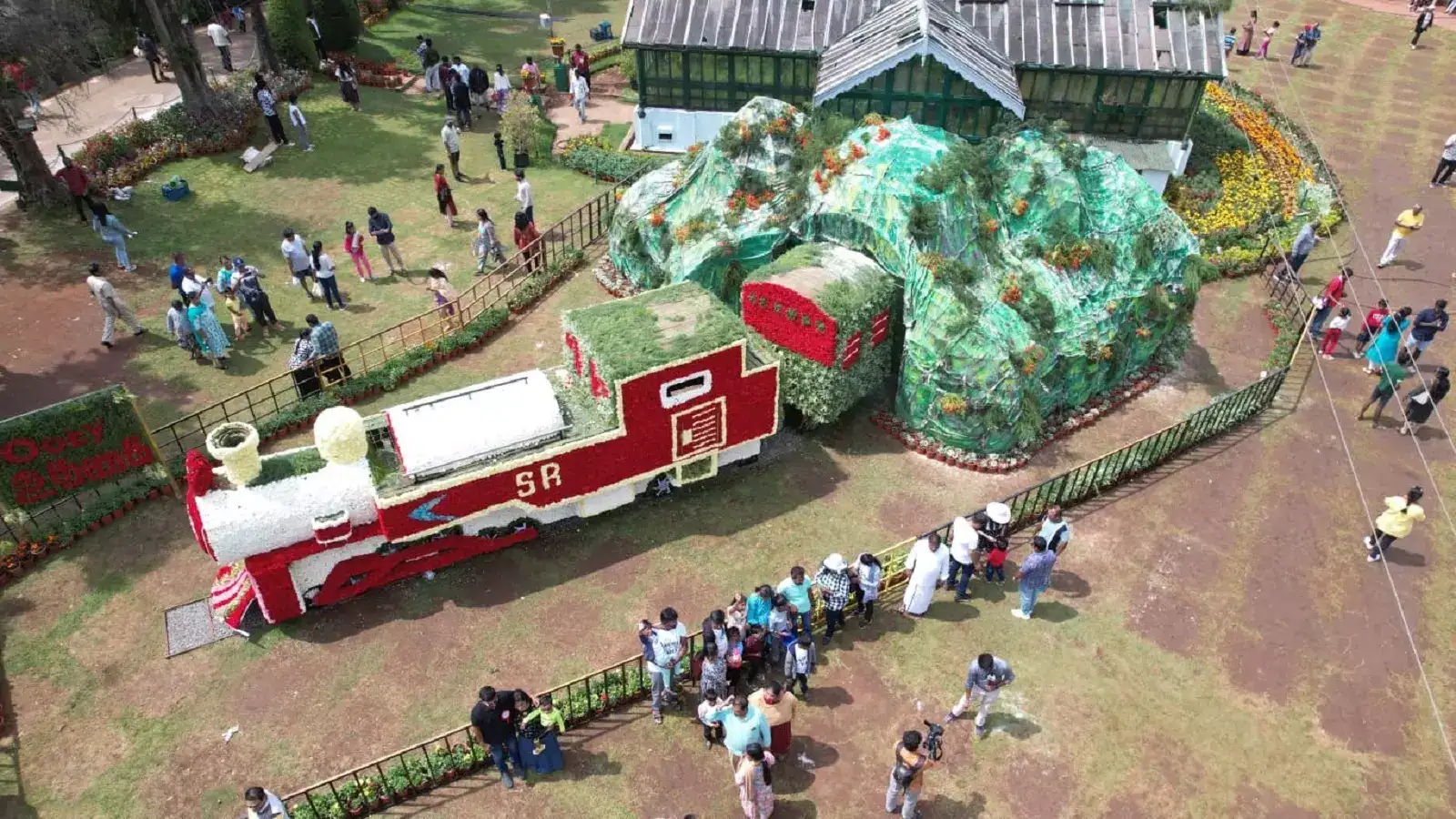 ஊட்டி மலர் கண்காட்சி: 3வது நாளாக அலைமோதும் சுற்றுலா பயணிகள் கூட்டம்! 