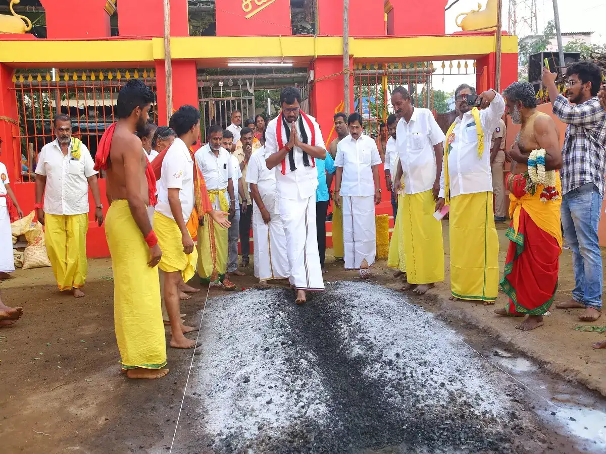 குண்டம் இறங்கி வழிபாடு செய்து பிரச்சாரத்தில் ஈடுபட்ட கோவை அதிமுக வேட்பாளர்! 