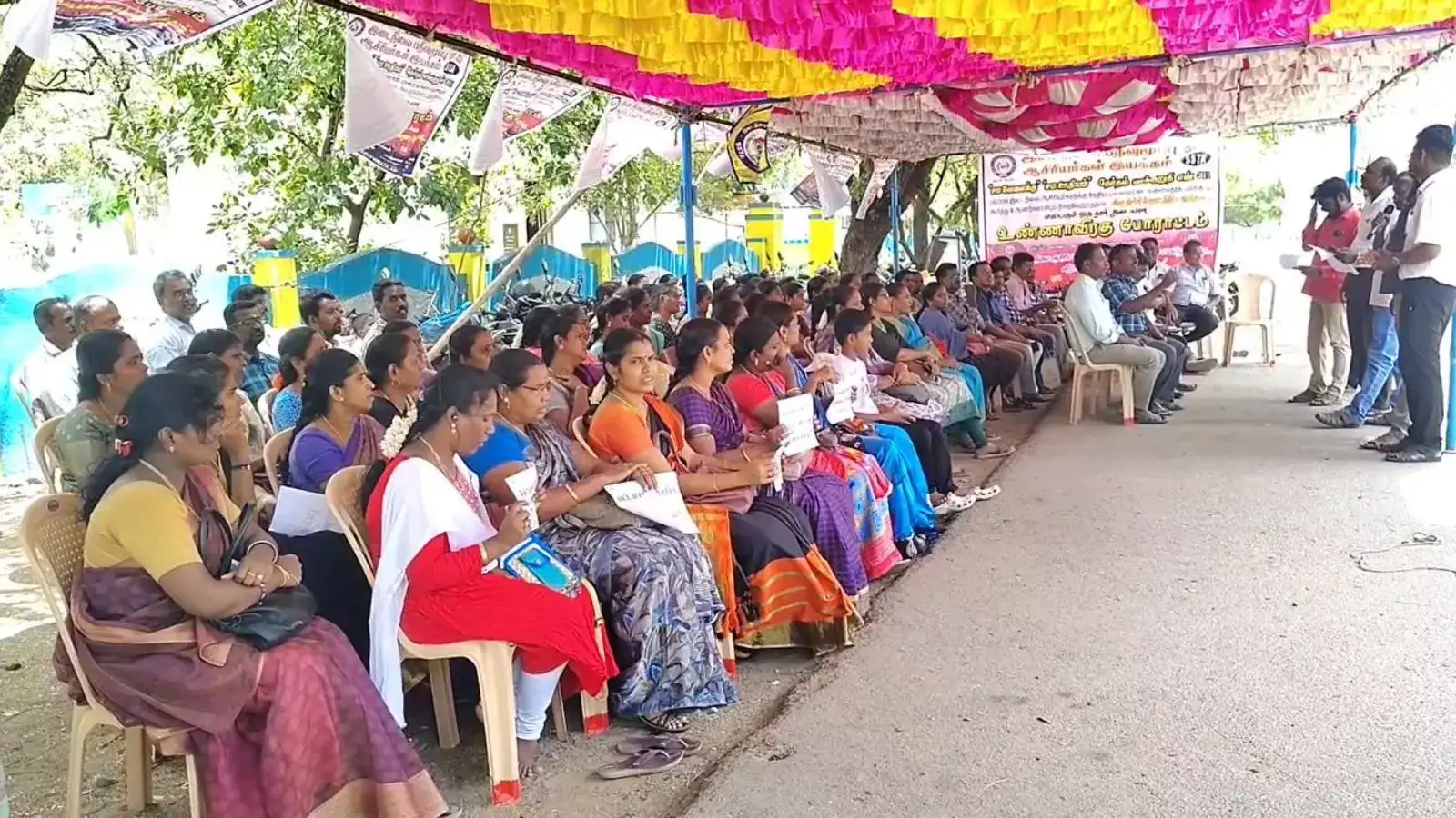 இடைநிலை ஆசிரியர்கள் உண்ணாவிரத போராட்டம்: சம வேலைக்கு சம ஊதியம் வழங்க கோரிக்கை! 