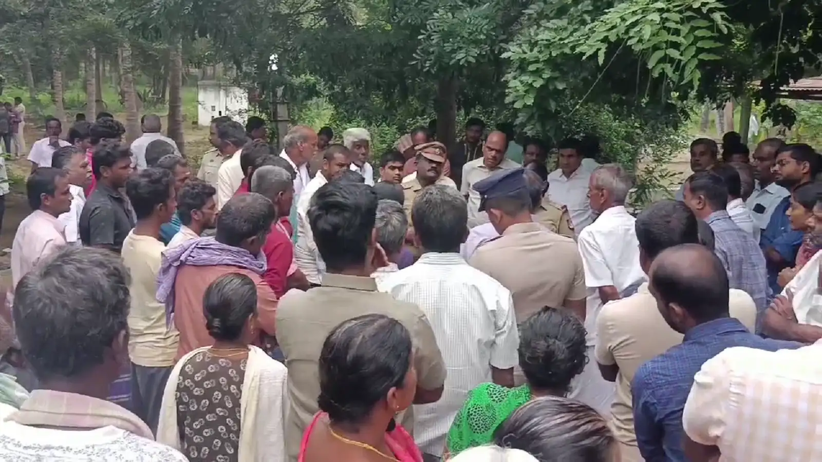 திருப்பூர் அருகே பயங்கரம்...தாய், தந்தை மற்றும் மகன் கொடூரமான முறையில் கொலை! போலீசார் விசாரணை! 