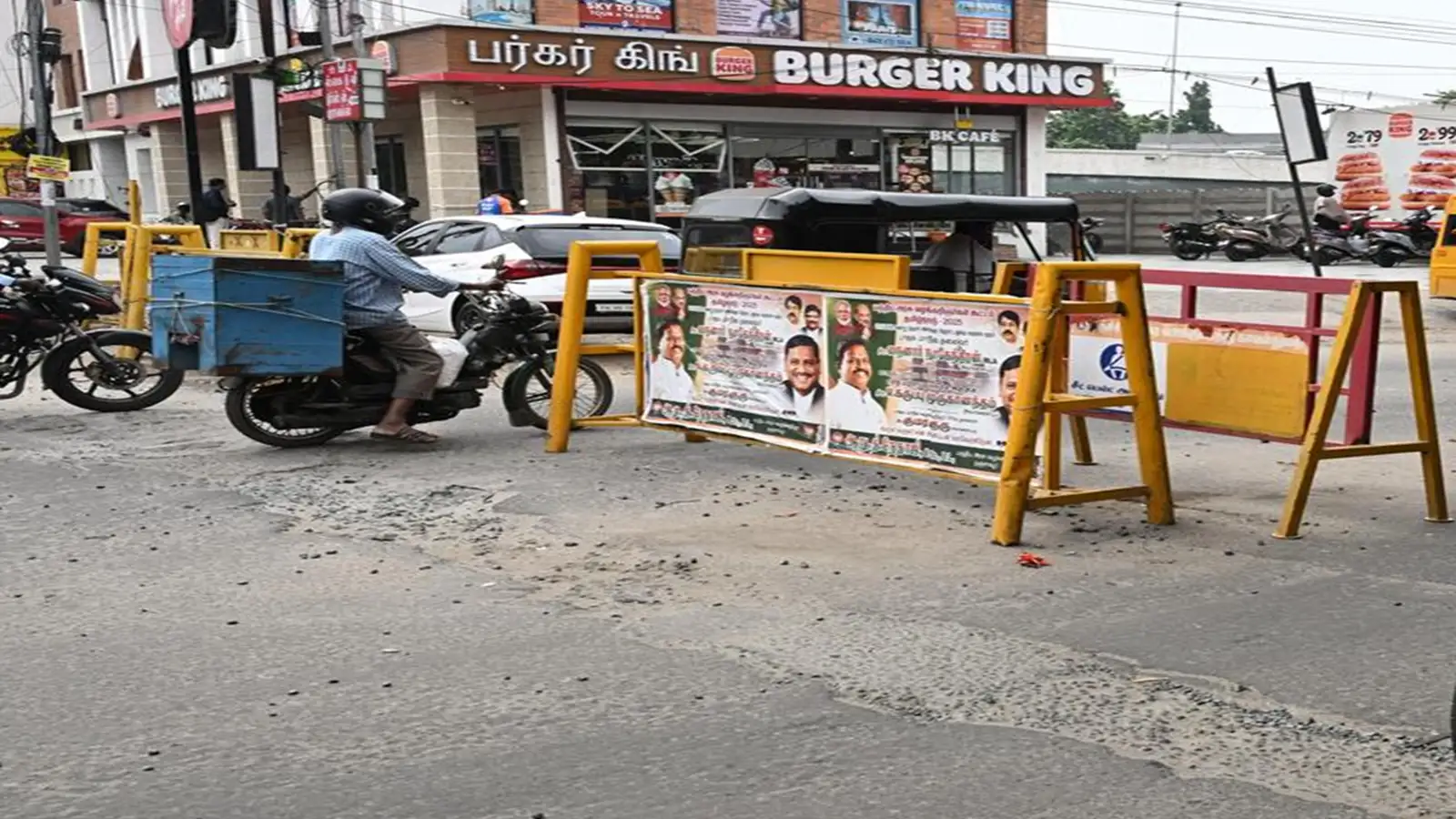 திருச்சி ராயல் ரோடு சந்திப்பில் போக்குவரத்து நெரிசல் - வாகன ஓட்டிகள் கோரிக்கை! 