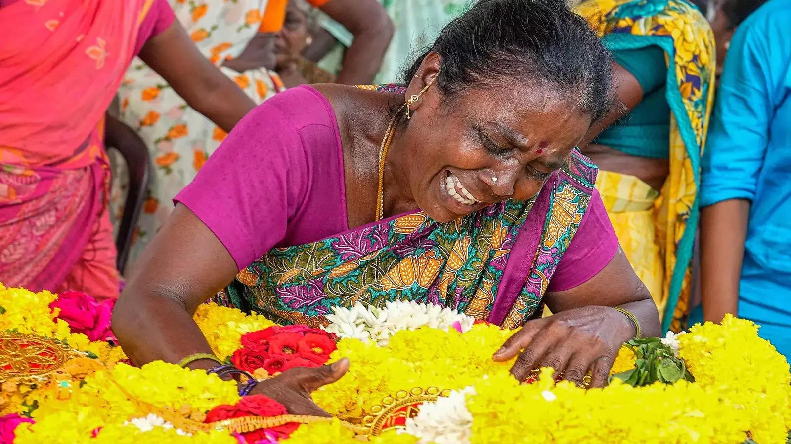 கள்ளக்குறிச்சியில் தொடர்ந்து கேட்கும் அழுகுரல்கள்! 60ஐ தாண்டிய பலி எண்ணிக்கை! 