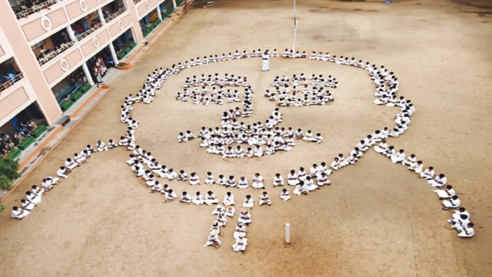 பெருந்தலைவர் காமராஜர் 122 வது பிறந்த நாள் விழா.... கோவை புதூர் ஆசிரம பள்ளி மைதானத்தில் அசத்திய மாணவர்கள்! 