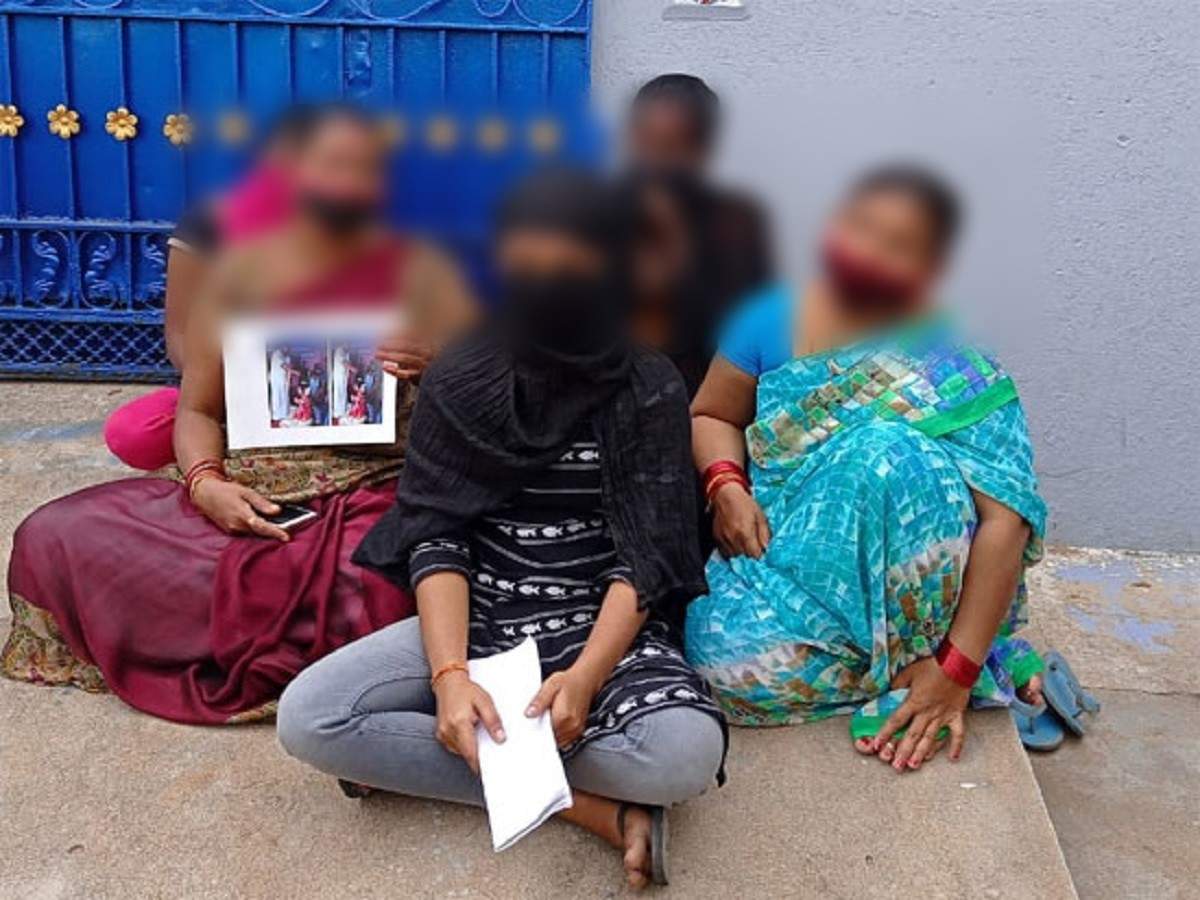 Tirupati Wife,తిరుపతి: భార్య కాల్‌గర్ల్ అంటూ, వాట్సాప్ గ్రూపుల్లో బెడ్రూం  ఫొటోలు.. భర్త నీచం - chittoor: thimmanaidu palem husband circulates his  wife photos in college group and called ...