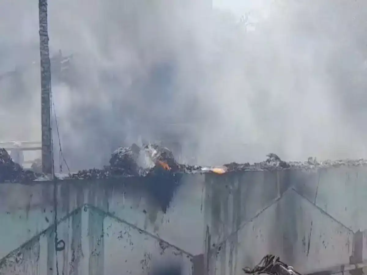 ராமநாதபுரம்: வீட்டின் மேற்கூரையில் தீ விபத்து... பெரும் அசம்பாவிதம் தவிர்ப்பு! 