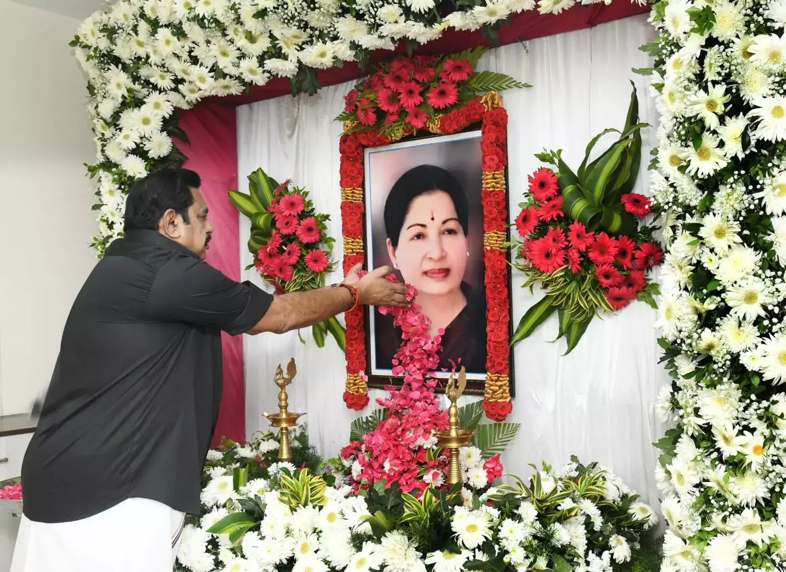 ஜெ நினைவு தினம்: மெரீனாவில் அஞ்சலி செலுத்திய எடப்பாடி பழனிசாமி 