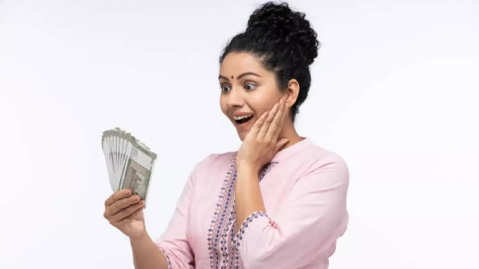 பெண்கள் அக்கவுண்டில் விழுந்த 2000 ரூபாய்.. உங்களுக்கு வந்திடுச்சா? உடனே செக் பண்ணுங்க! 