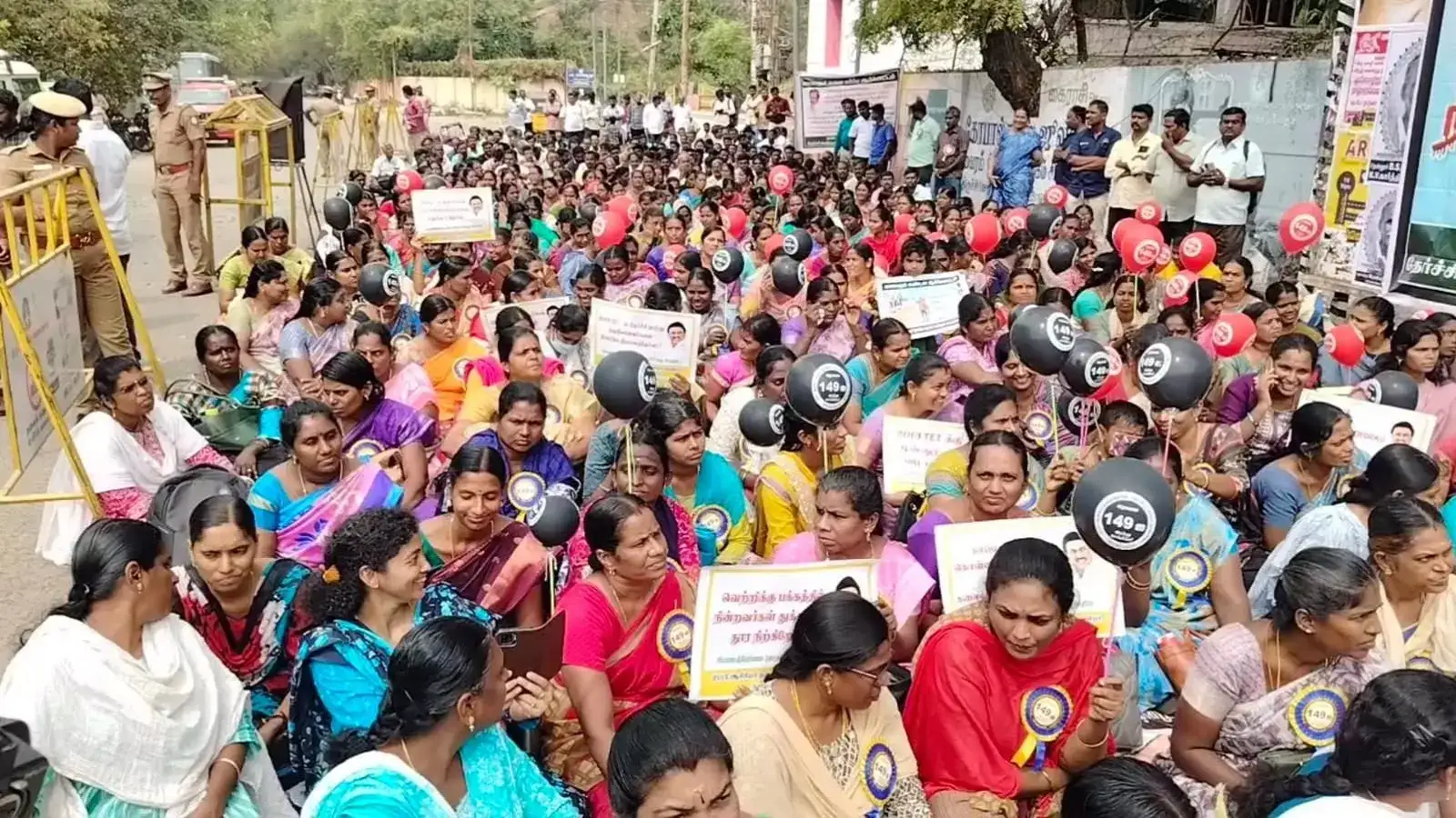 பல்வேறு கோரிக்கைகளை வலியுறுத்தி 2013 ஆசிரியர் தகுதி தேர்வில் தேர்ச்சி பெற்ற நல சங்கம் சார்பில் கண்டன ஆர்ப்பாட்டம்! 