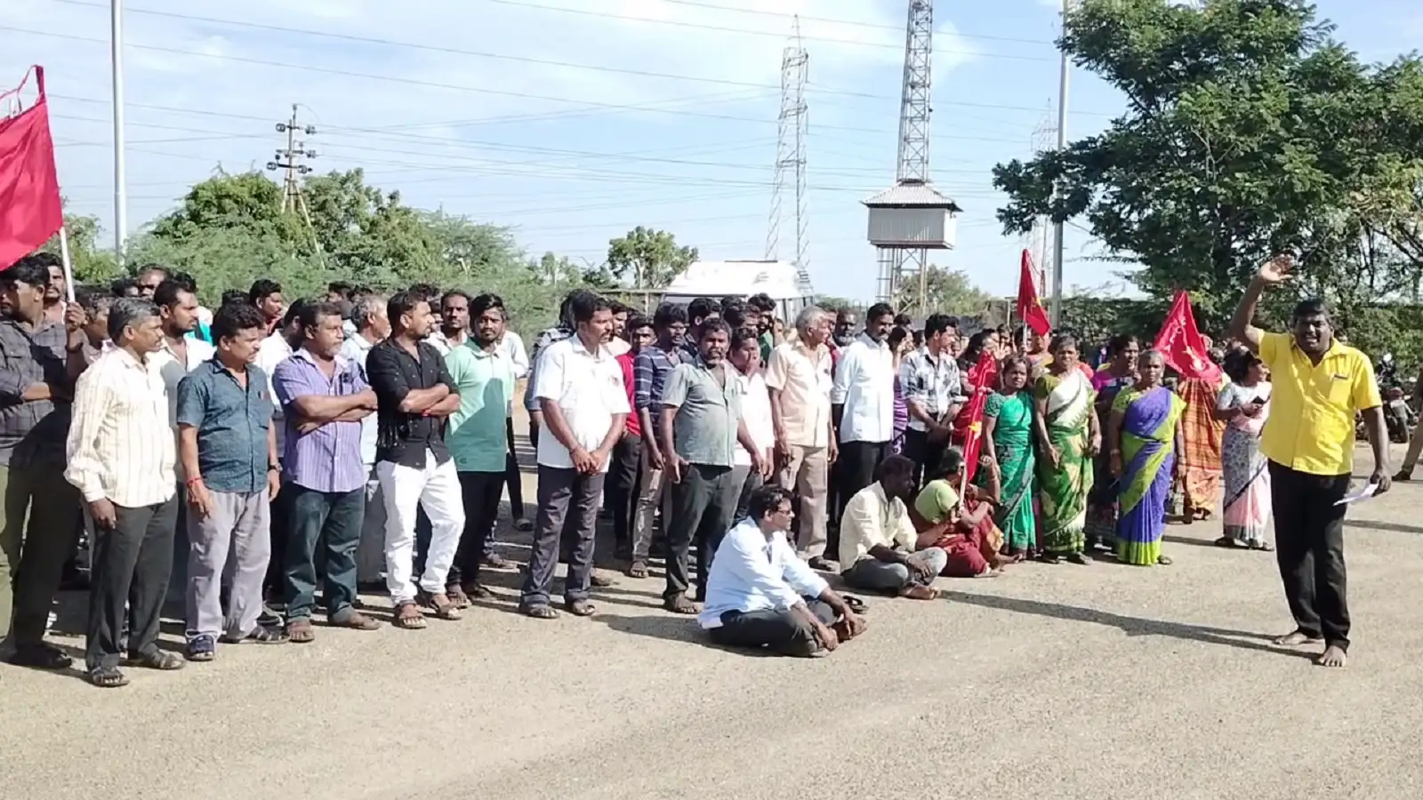 ​தமிழ்நாடு மின் உற்பத்தி மற்றும் பகிர்மான ஒப்பந்த தொழிலாளர் கூட்டமைப்பு சார்பில் போராட்டம்! 