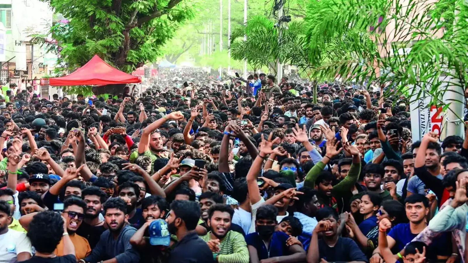 சென்னை அண்ணா சாலையில் களைக்கட்டிய ஹேப்பி ஸ்ட்ரீட் நிகழ்ச்சி! குத்தாட்டம் போட்ட இளைஞர்கள்! 