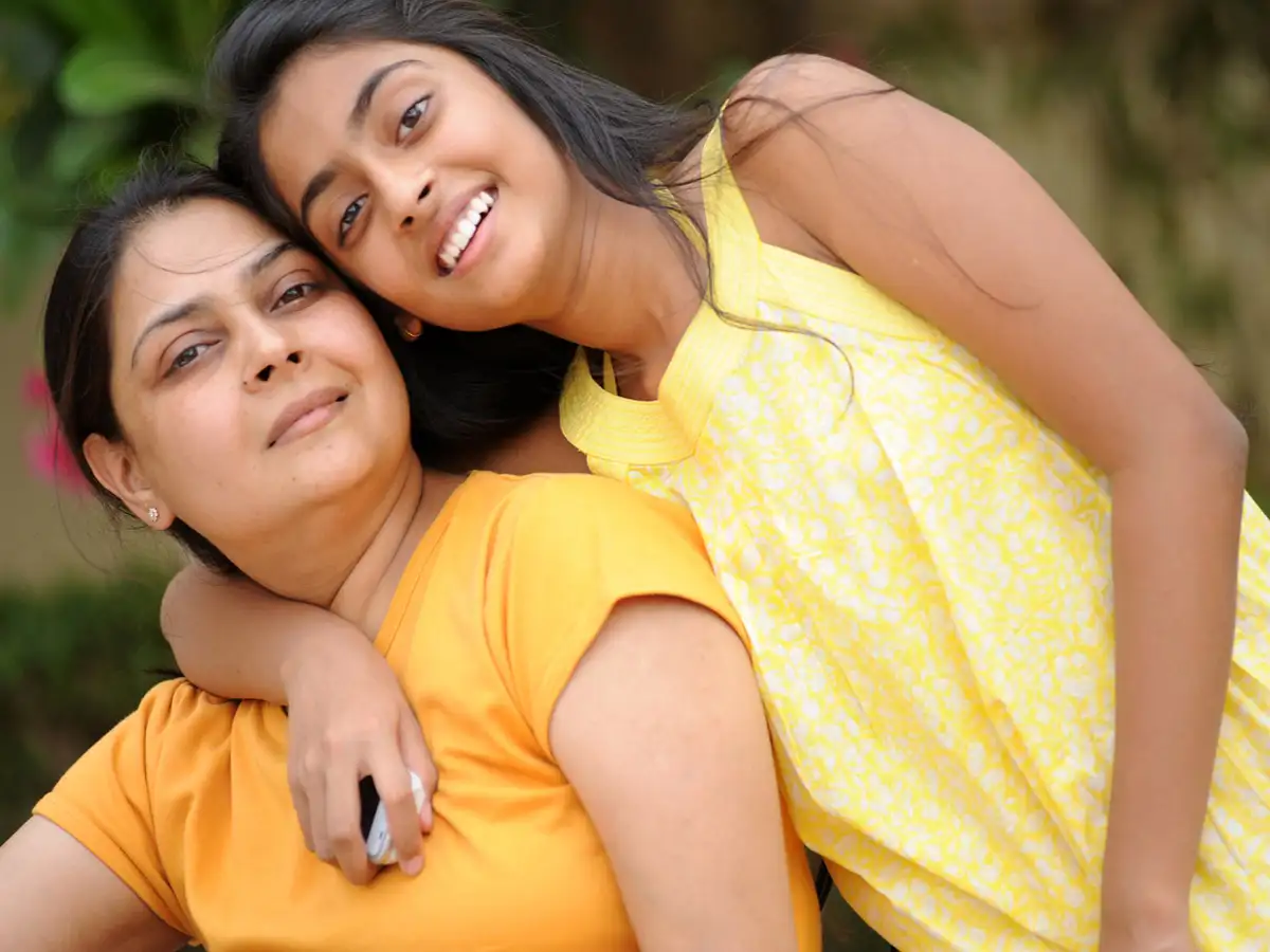 पहली बार पीरियड्स आने पर डर जाती हैं लड़कियां, बेटी को ऐसे दें सही जानकारी 