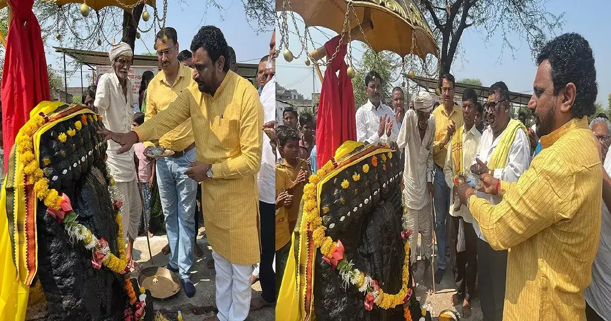 महाराष्ट्रातील ‘या’ गावात करतात रावणाची पूजा; अमोल मिटकरींची गावाला भेट, मूर्तीची पूजा आणि आरती केली महाराष्ट्रातील ‘या’ गावात करतात रावणाची पूजा; अमोल मिटकरींची गावाला भेट, मूर्तीची पूजा आणि आरती केली
