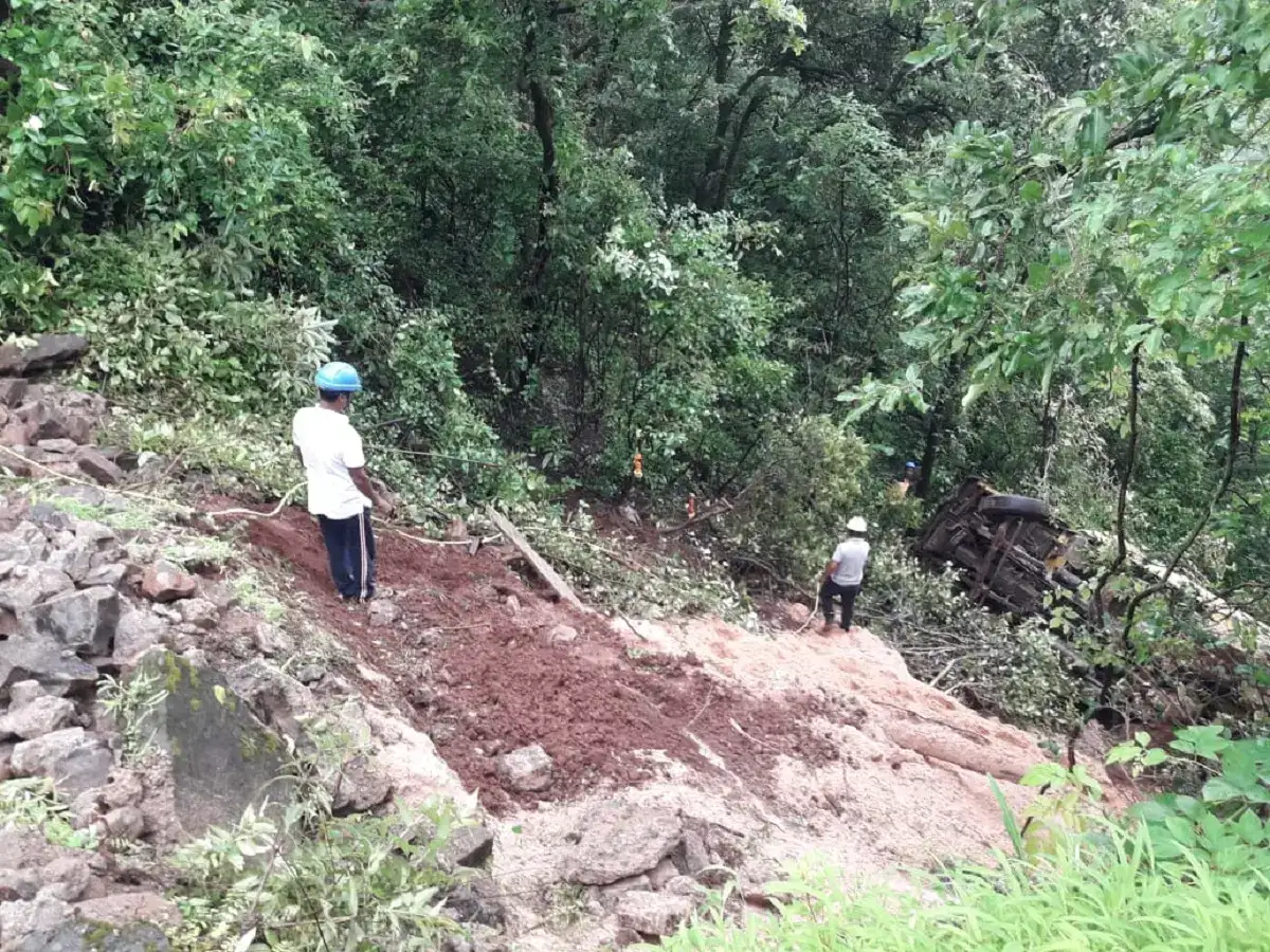 भीषण! वाळू वाहतूक करणारा ट्रक घाटातून थेट दरीत कोसळला; चालकाचा जागीच मृत्यू भीषण! वाळू वाहतूक करणारा ट्रक घाटातून थेट दरीत कोसळला; चालकाचा जागीच मृत्यू