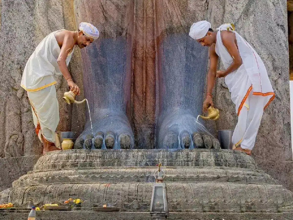 12 வருஷத்துக்கு பின் கோலாகலம்... வெனூர் பாகுபலி சுவாமி பிரம்மாண்டம்... வண்டி கட்டி புறப்பட்ட தமிழ் மக்கள்! 