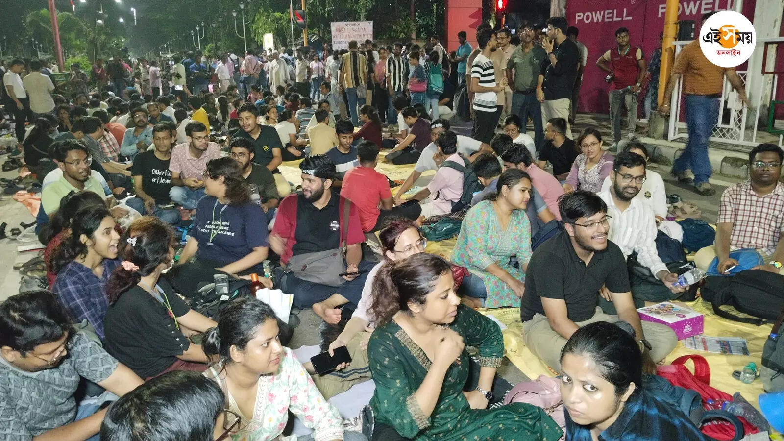 Junior Doctors Protest,রাতভর বিক্ষোভ, সকালেও স্বাস্থ্য ভবনের অদূরে ঠায় বসে জুনিয়র চিকিৎসকরা – junior doctors are still protesting in front of swasthya bhawan in morning