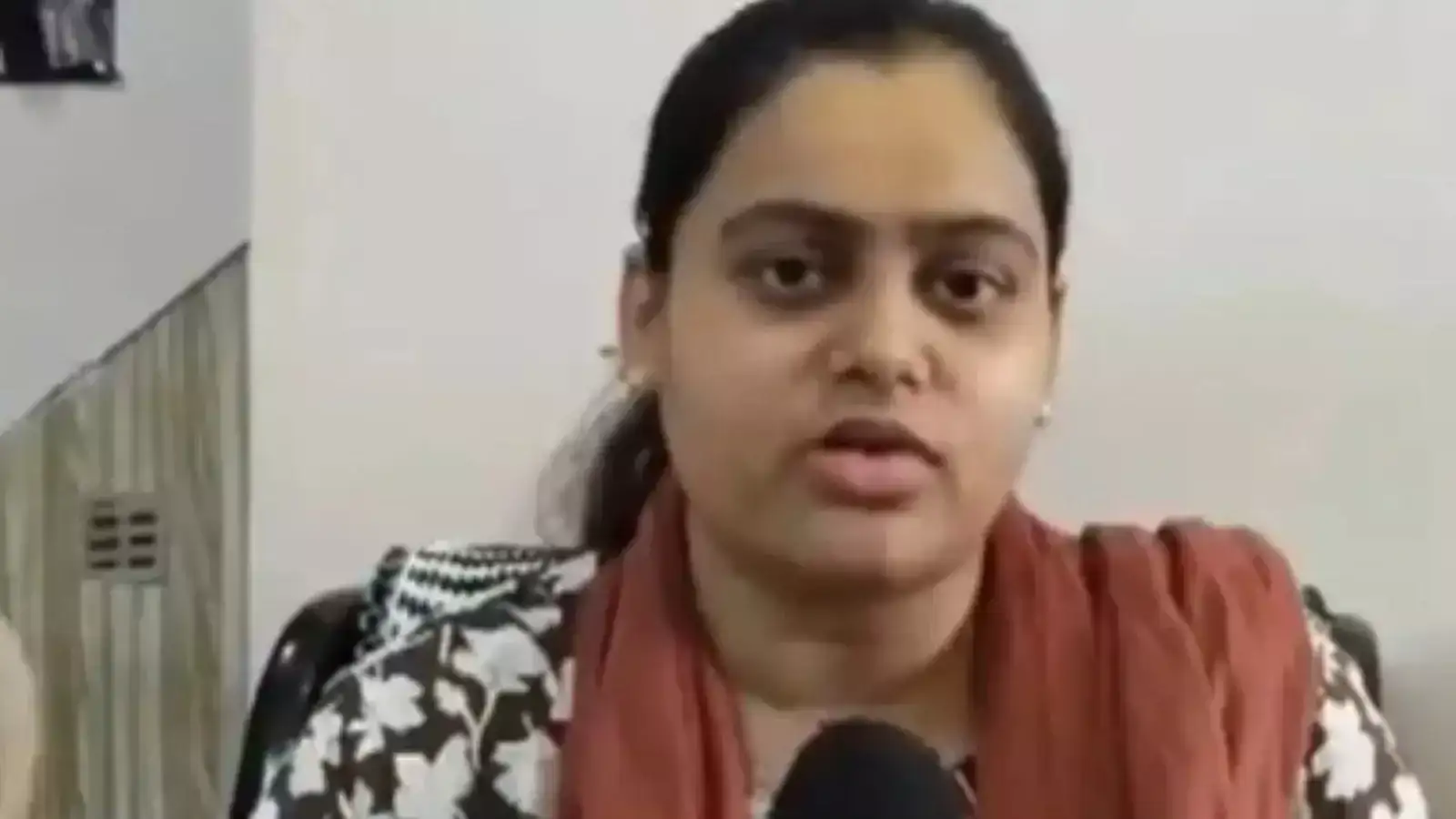 பத்து நிமிடங்கள் தாமதம் காரணமாக என்னால் விமானத்தில் ஏற முடியவில்லை- விமானத்தை தவற விட்ட பெண் பேட்டி! 