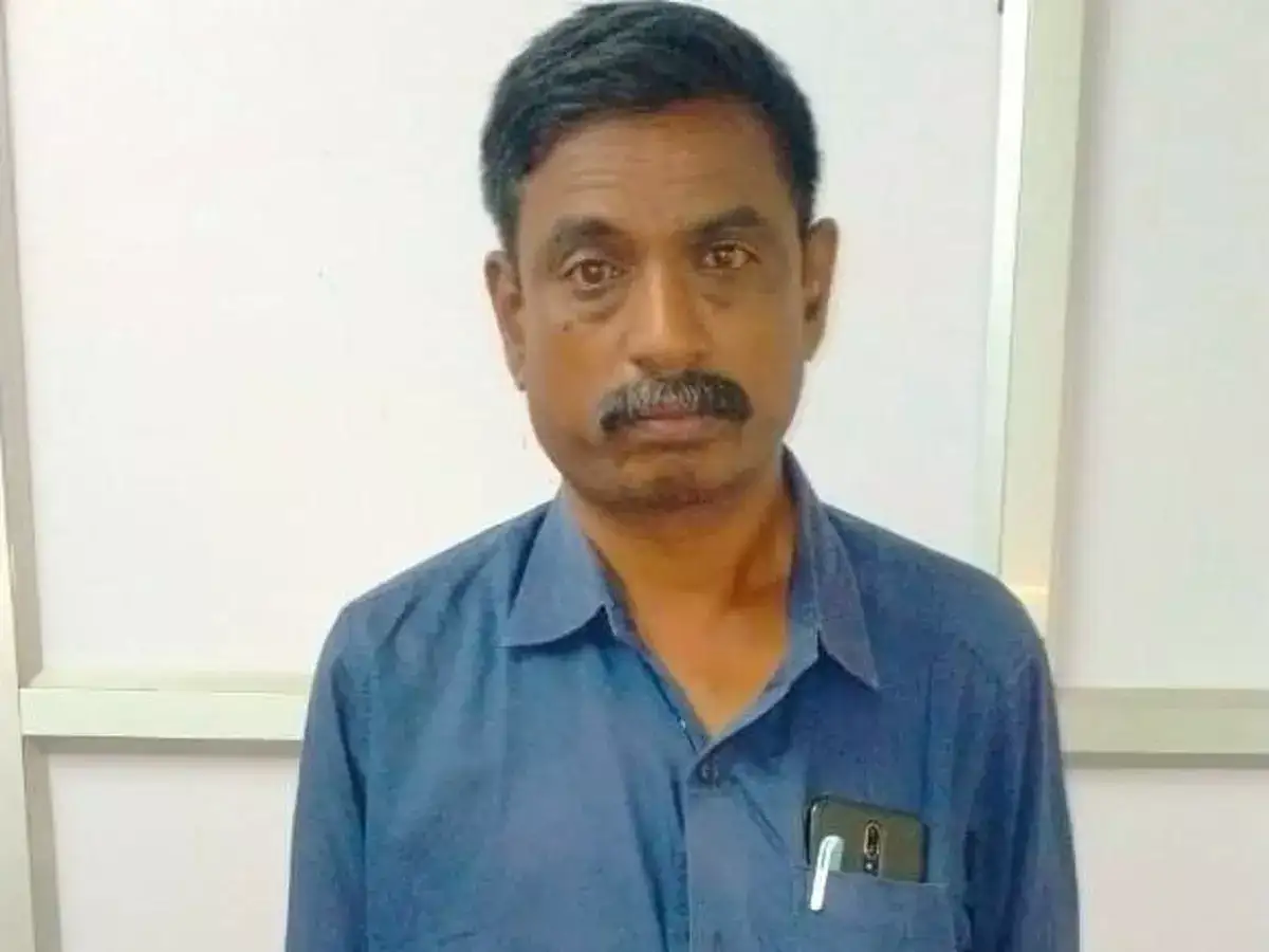 ஹெட் மாஸ்டர் செய்யும் செயலா இது.? இது பள்ளியா? மசாஜ் சென்டரா? சேலத்தில் கொந்தளித்த பெற்றோர்கள்.. 