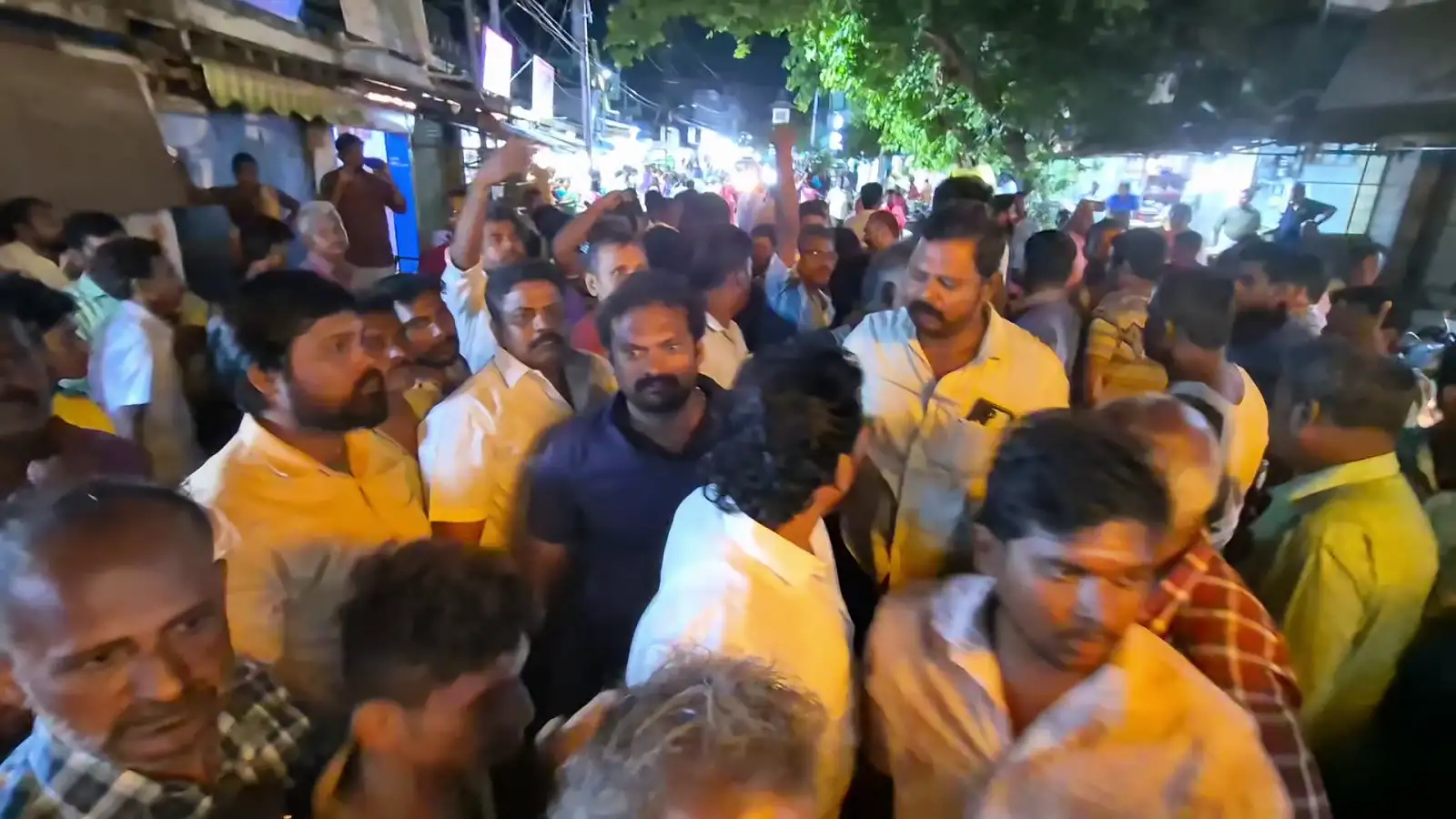 ஸ்ரீவில்லிபுத்தூர் காய்கறி மார்க்கெட்டில் வியாபாரிகள் போராட்டம்! 