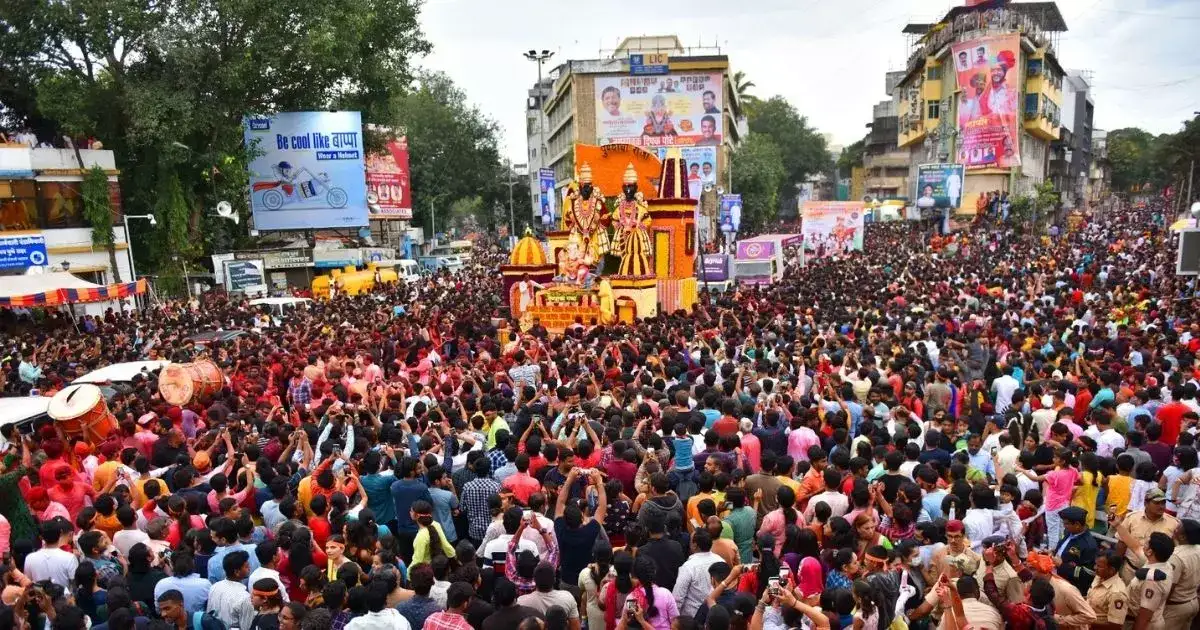 मुस्लिम बांधवांनी पुण्यात दिला ‘भाईचारा’चा संदेश, एक ऑक्टोबरला ईद ए मिलादनिमित्ताने मिरवणूक मुस्लिम बांधवांनी पुण्यात दिला ‘भाईचारा’चा संदेश, एक ऑक्टोबरला ईद ए मिलादनिमित्ताने मिरवणूक