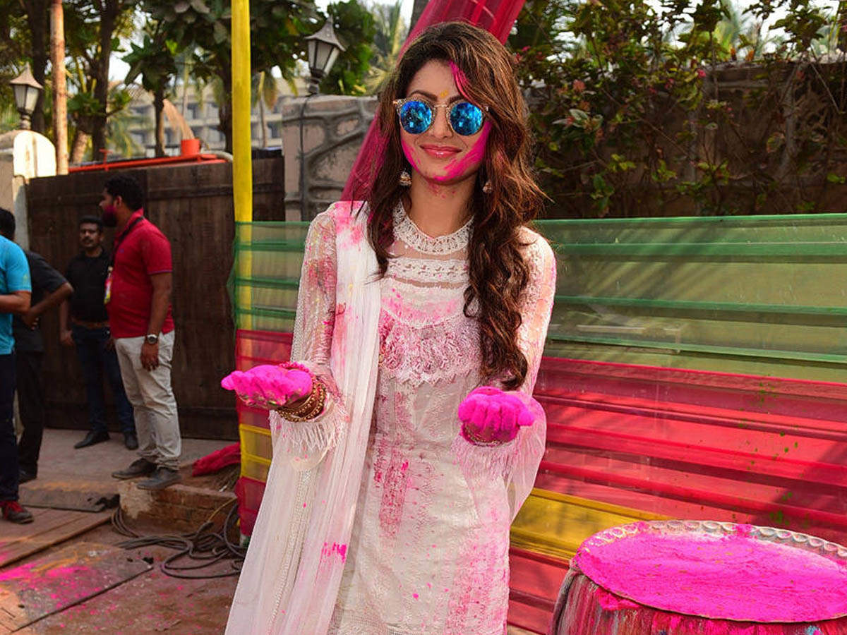 5 Outfit Ideas To Celebrate Holi In Style This Year