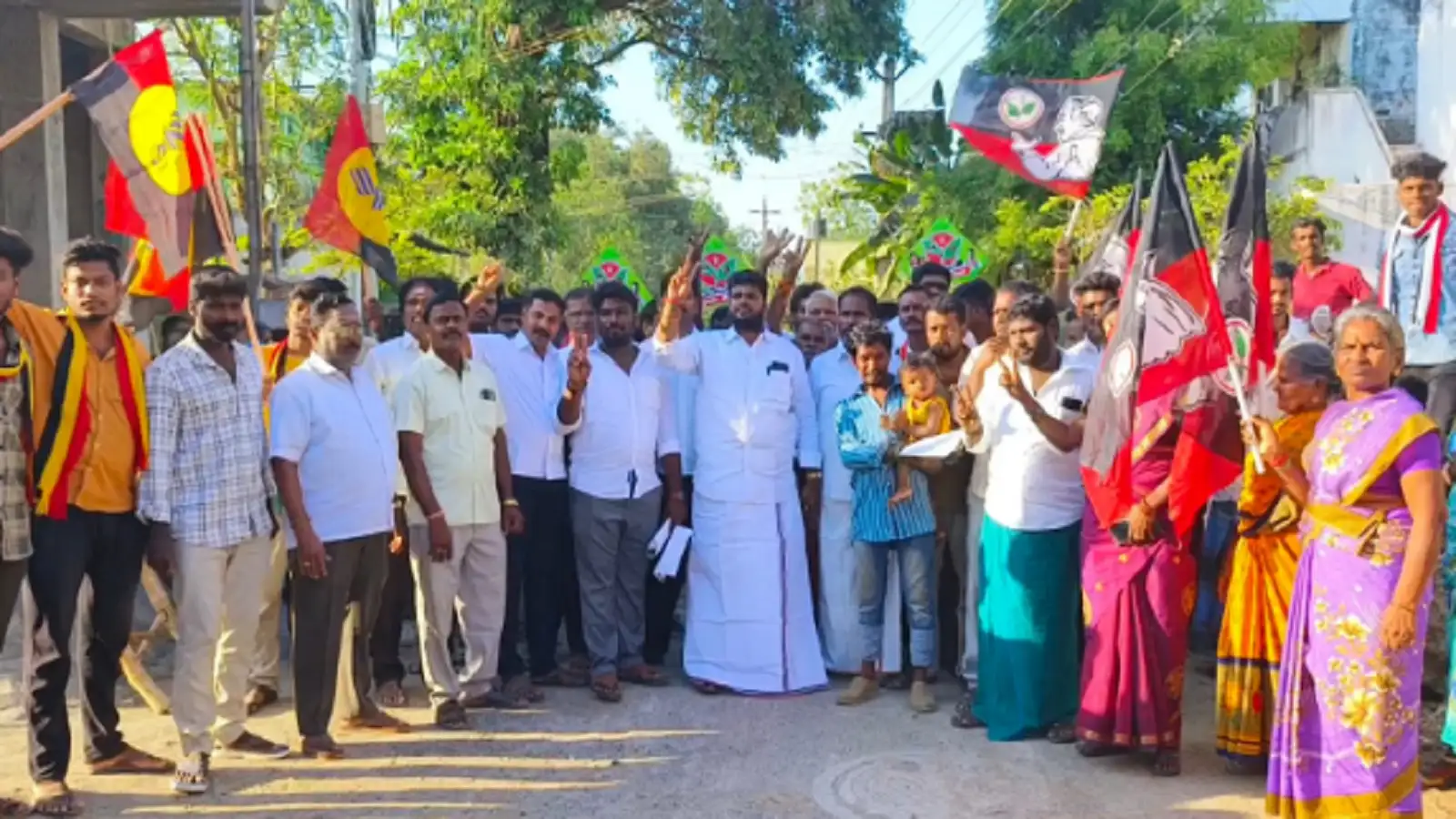 விழுப்புரம் நாடாளுமன்ற தொகுதி... பிரச்சாரத்தின் இறுதி நாளில் தீவிர வாக்கு சேகரிப்பில் இறங்கிய அதிமுகவினர்! 