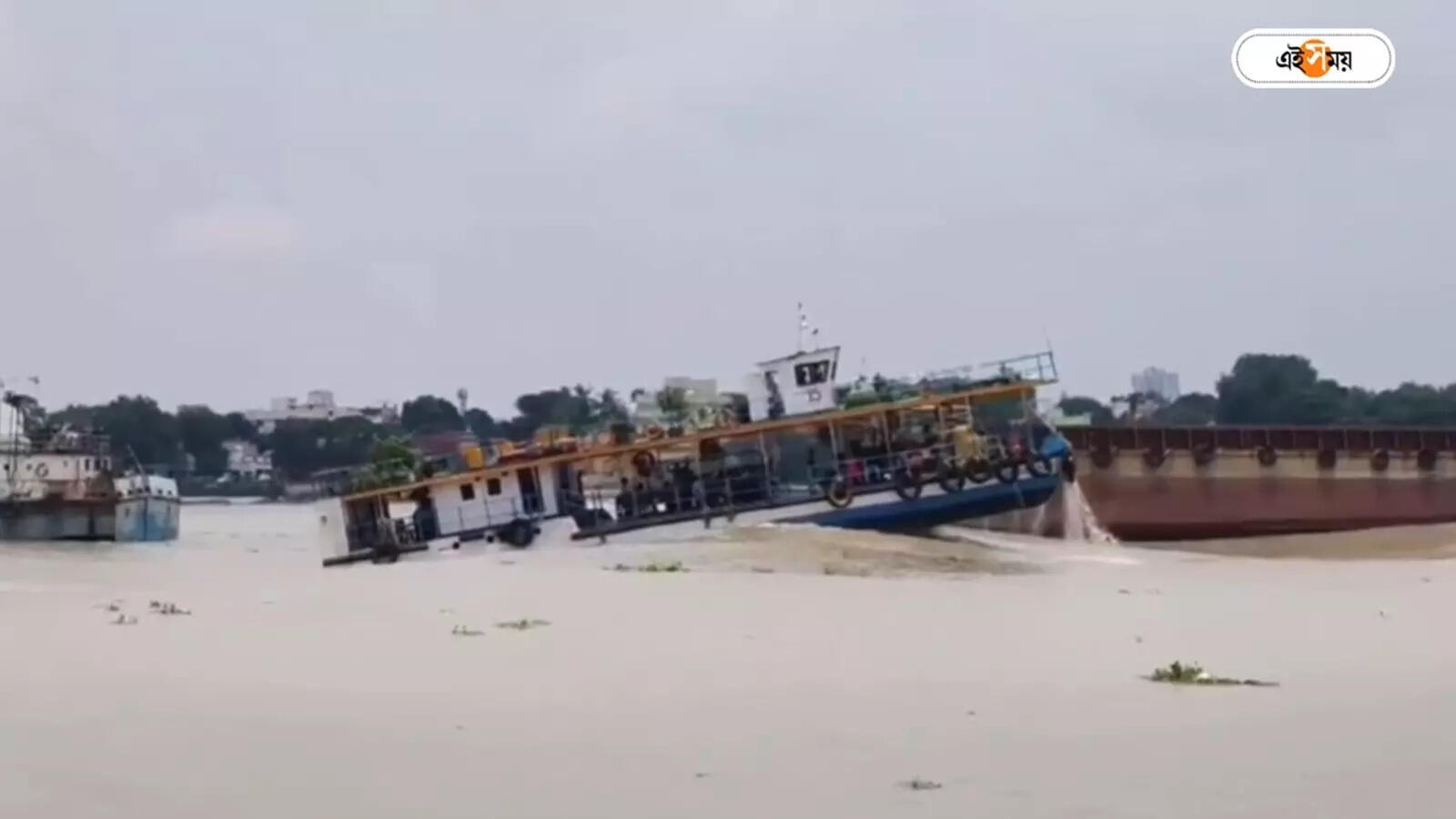 Ganga River,ঢেউয়ের ঢাক্কায় মাঝ নদীতে বেসামাল লঞ্চ, ভয়াবহ অভিজ্ঞতা যাত্রীদের – ganga river one launch faces high tide video is trending on social media