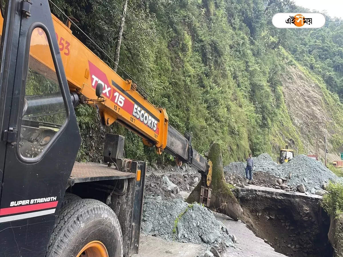 Siliguri Landslide: শিলিগুড়ির রাস্তায় ধসের জেরে ঘুরপথে গাড়ি, বুকিং বাতিলের আশঙ্কায় হোটেল-গাড়ি মালিকরা – siliguri landslide news tourist have to reach destination through alternative way here is the list