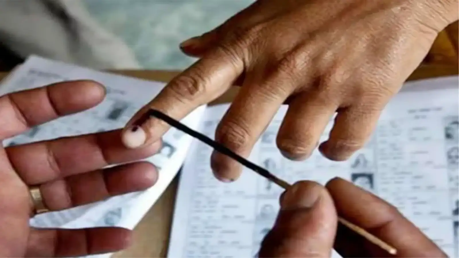 महाराष्ट्राच्या निवडणुकांमध्ये EVM मुळे मोठी अडचण? मध्य प्रदेशची मदत घ्यावी लागणार, नेमकं काय घडलं? महाराष्ट्राच्या निवडणुकांमध्ये EVM मुळे मोठी अडचण? मध्य प्रदेशची मदत घ्यावी लागणार, नेमकं काय घडलं?