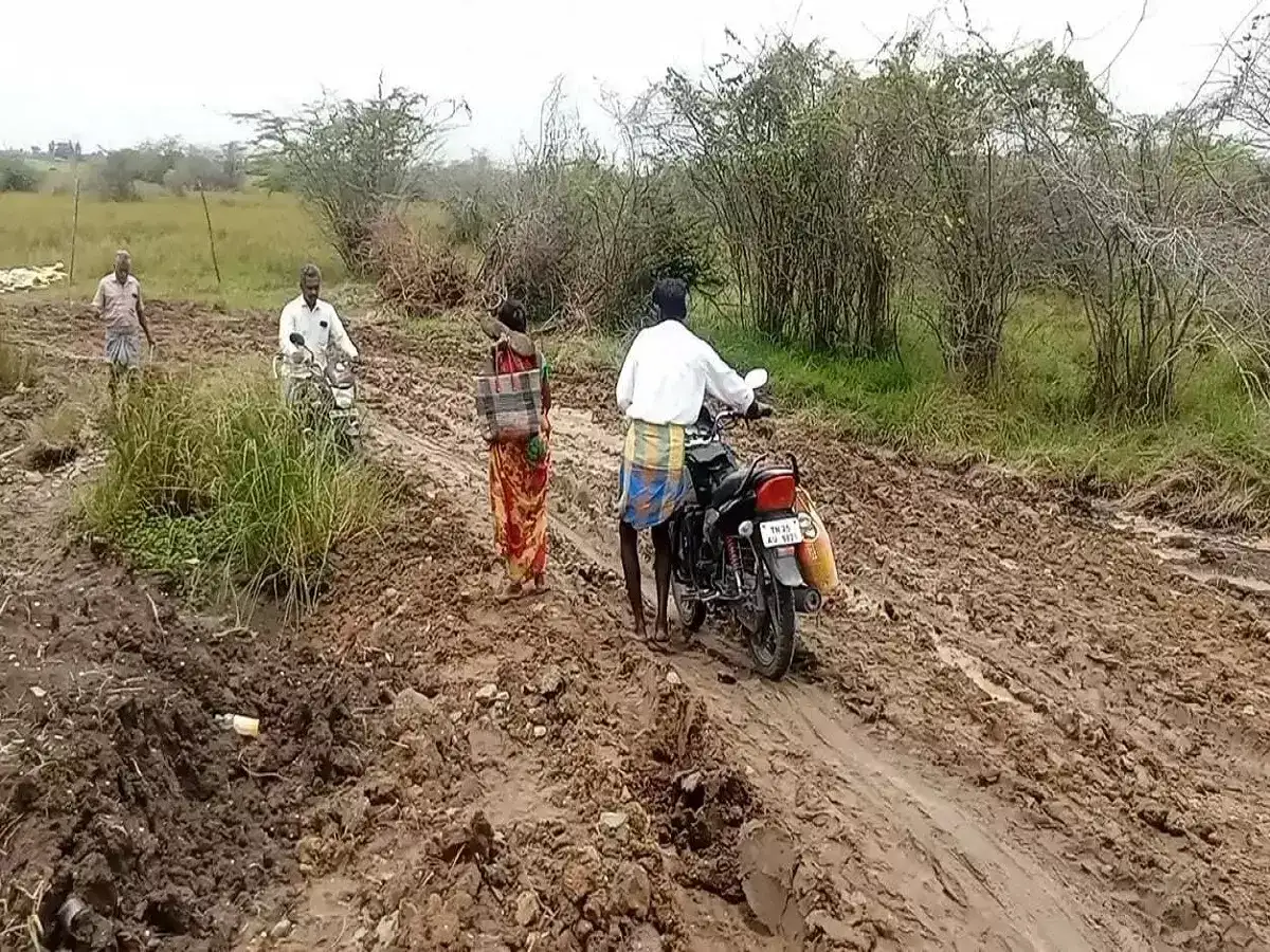 உத்திரமேரூர் அருகே சேரும் சகதியுமான சாலை: வாகன ஓட்டிகள் கடும் சிரமம்! 