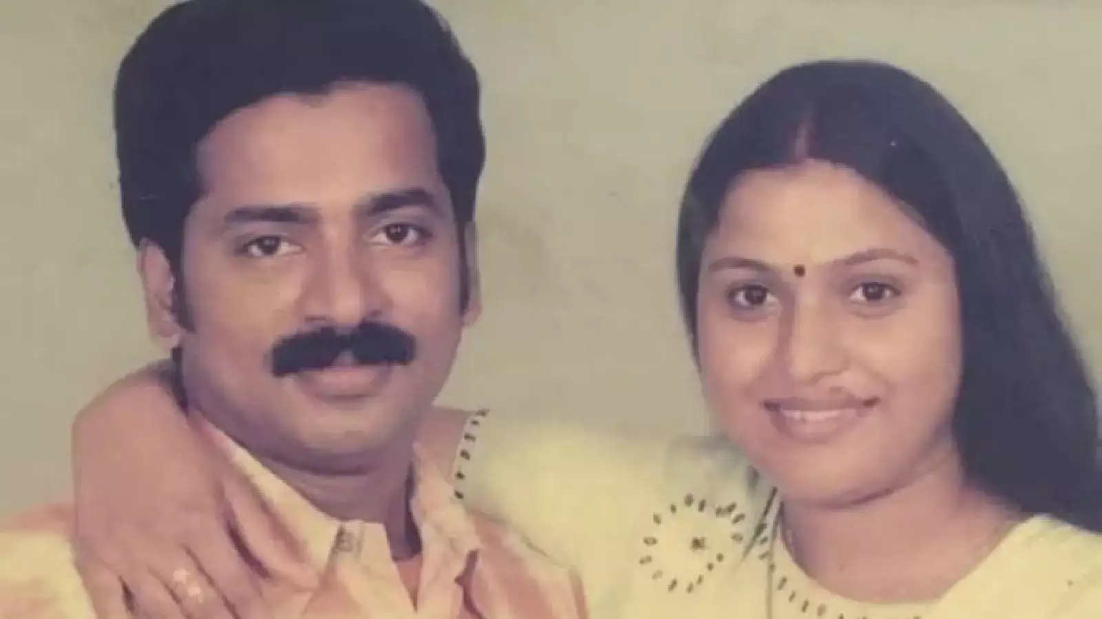 അപവാദങ്ങൾ സൃഷ്ടിക്കും വിഡ്ഢികൾ അത് പ്രചരിപ്പിക്കും മണ്ടന്മാർ വിശ്വസിക്കും! ലക്ഷ്മി പ്രിയയുടെ ഡിവോഴ്സ് പോസ്റ്റിന് പിന്നാലെ ഭർത്താവ്