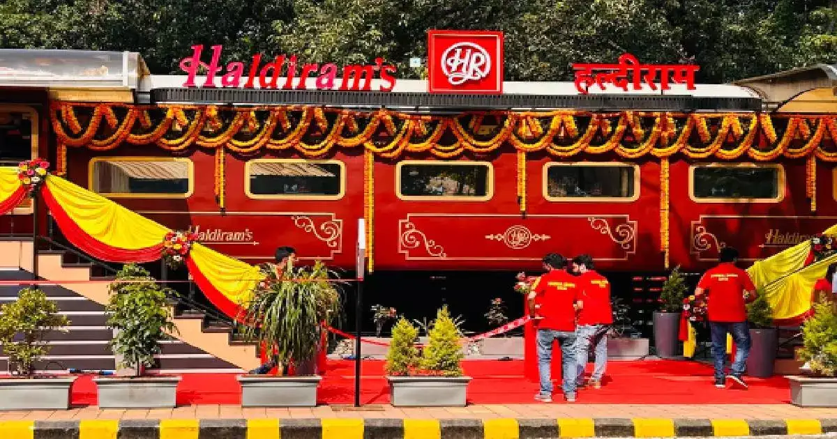 पुणे स्टेशनवर ‘रेस्टॉरंट ऑन व्हील’, प्रवाशांना रेल्वेतून ताजे पदार्थ बुकींग करता येणार पुणे स्टेशनवर ‘रेस्टॉरंट ऑन व्हील’, प्रवाशांना रेल्वेतून ताजे पदार्थ बुकींग करता येणार