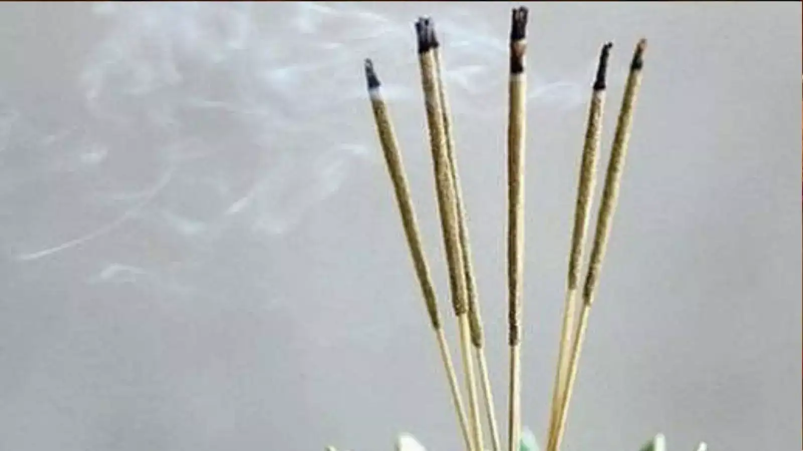 Paththi incense sticks burning method : வீட்டில் வழிபடும் போது ஊதுபத்தி ஏற்றும் ...