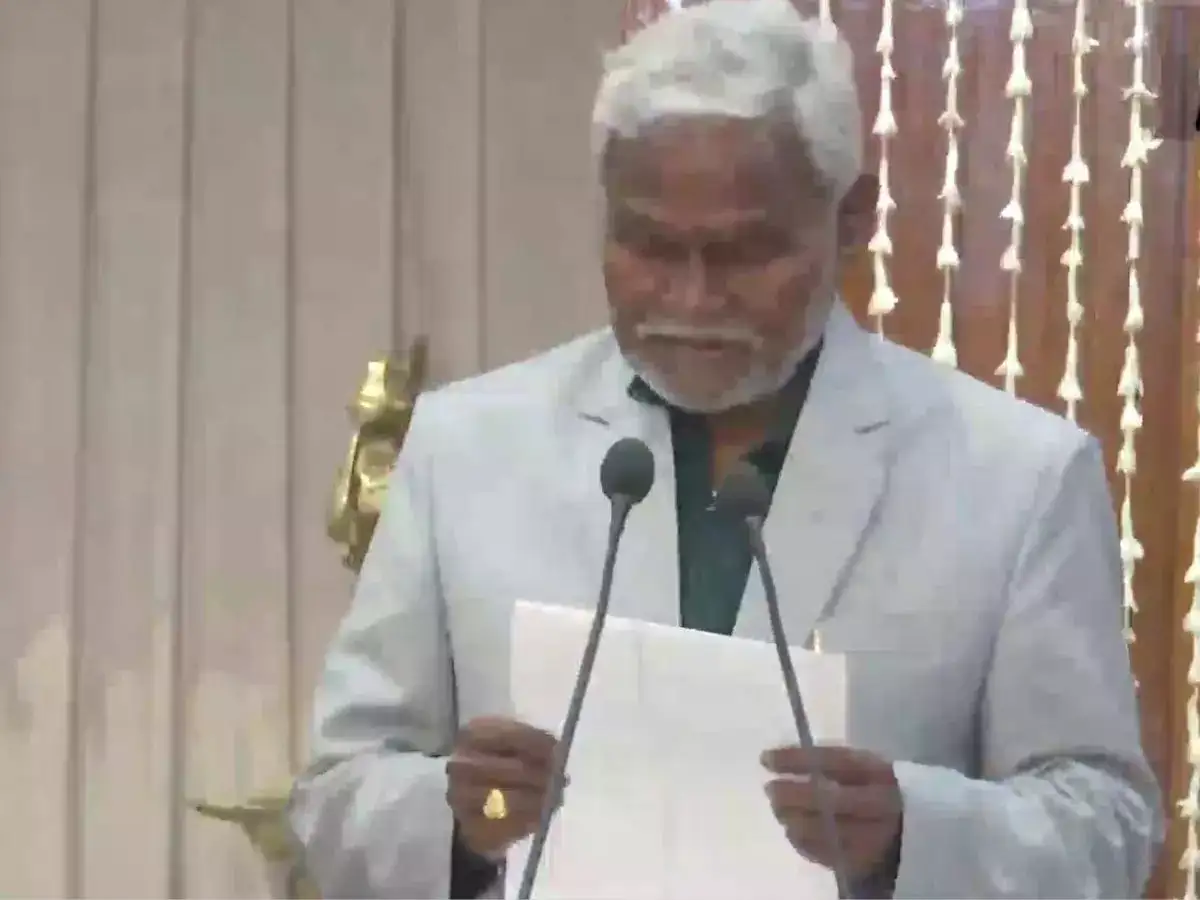 ஜார்கண்ட் முதல்வராக சம்பாய் சோரன் பதவியேற்பு.. கட்டியணைத்து வாழ்த்து கூறிய ஆளுநர்! 