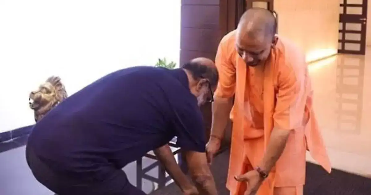 முதல்வர் யோகி காலில் விழுந்து ஆசி பெற்றது சரியா, தவறா?: ரஜினி பற்றி விவாதிக்கும் நெட்டிசன்ஸ் 