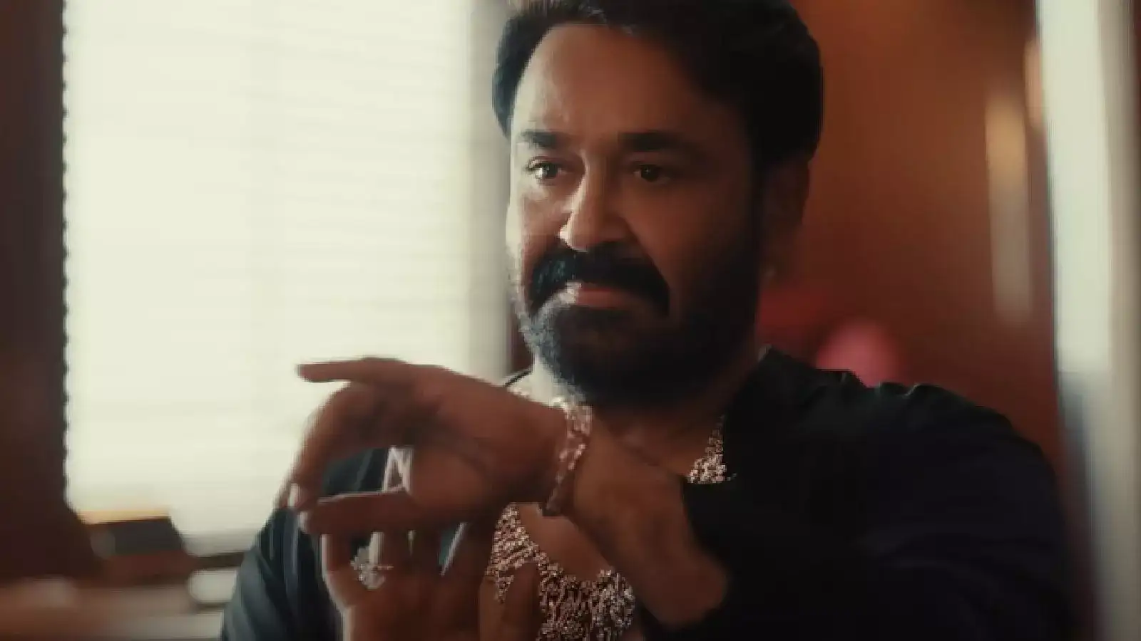 അർദ്ധനാരീശ്വരം! ആദ്യഷോട്ടിൽ തന്നെയുണ്ട് ബ്രില്ലിയൻസ്, കാറിന്റെ ചില്ലിലൂടെ അപ്പുറത്തു പുരുഷനും ഇപ്പുറം സ്ത്രീയും