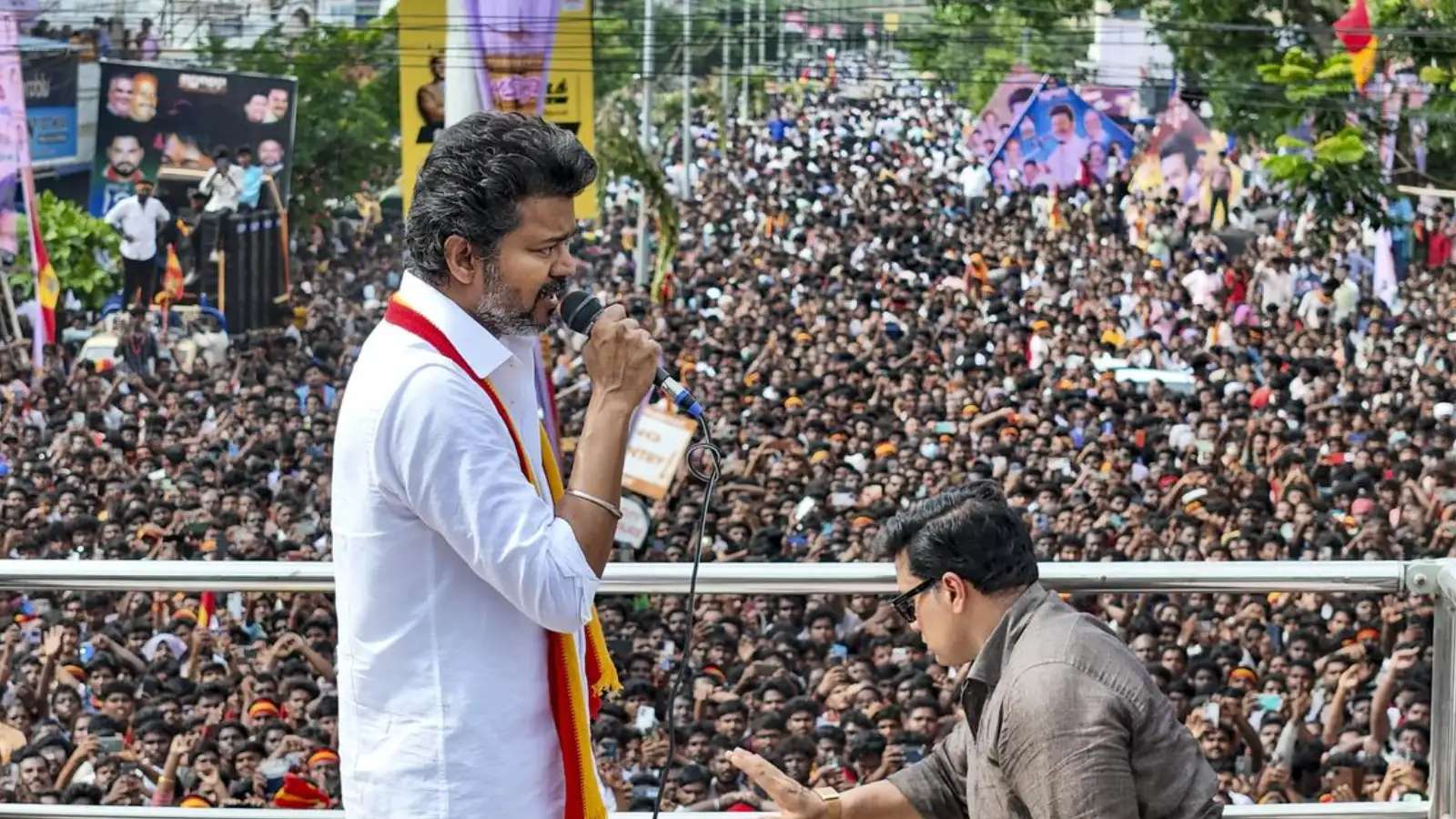 நாமக்கல் :விஜயின் பரப்புரை கூட்டத்தில் காணாமல் போன சிறுவன் .. நொடியில் தொண்டர்கள் செய்த சம்பவம்! 