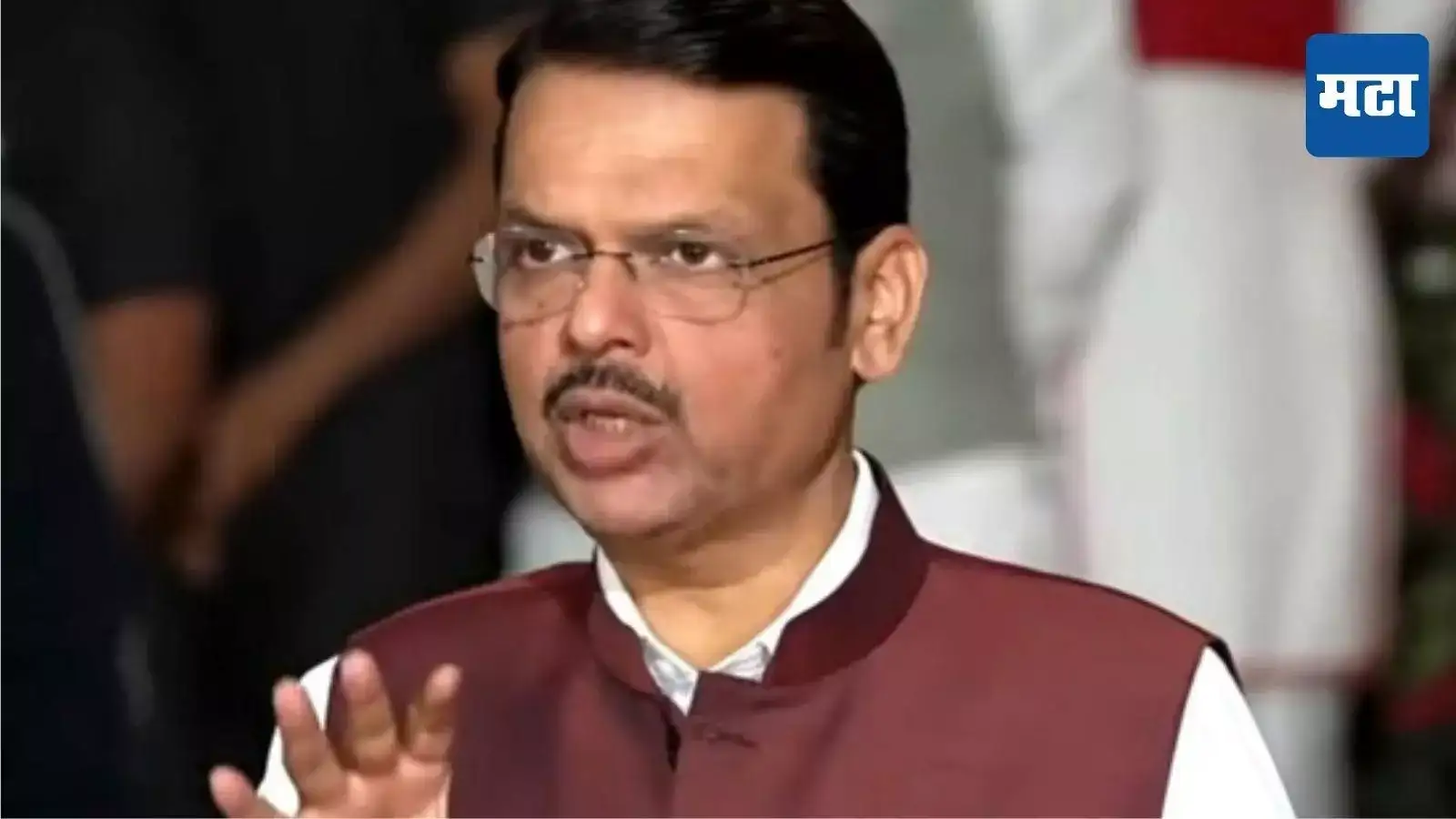 हिंसाचाराच्या घटनेनंतर देवेंद्र फडणवीस नागपूरमध्ये, पोलिस अधिकाऱ्यांसोबत बैठक हिंसाचाराच्या घटनेनंतर देवेंद्र फडणवीस नागपूरमध्ये, पोलिस अधिकाऱ्यांसोबत बैठक