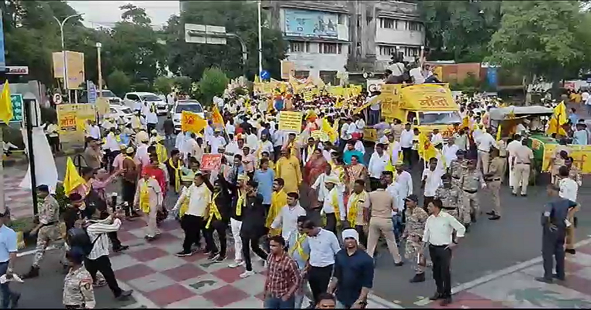 देवेंद्र फडणवीसांचे ओबीसी समाजाला आश्वासन; तरीही भाजप नेते धडक मोर्चात सहभागी झाल्यानं वेगळीच चर्चा सुरु, कारण..