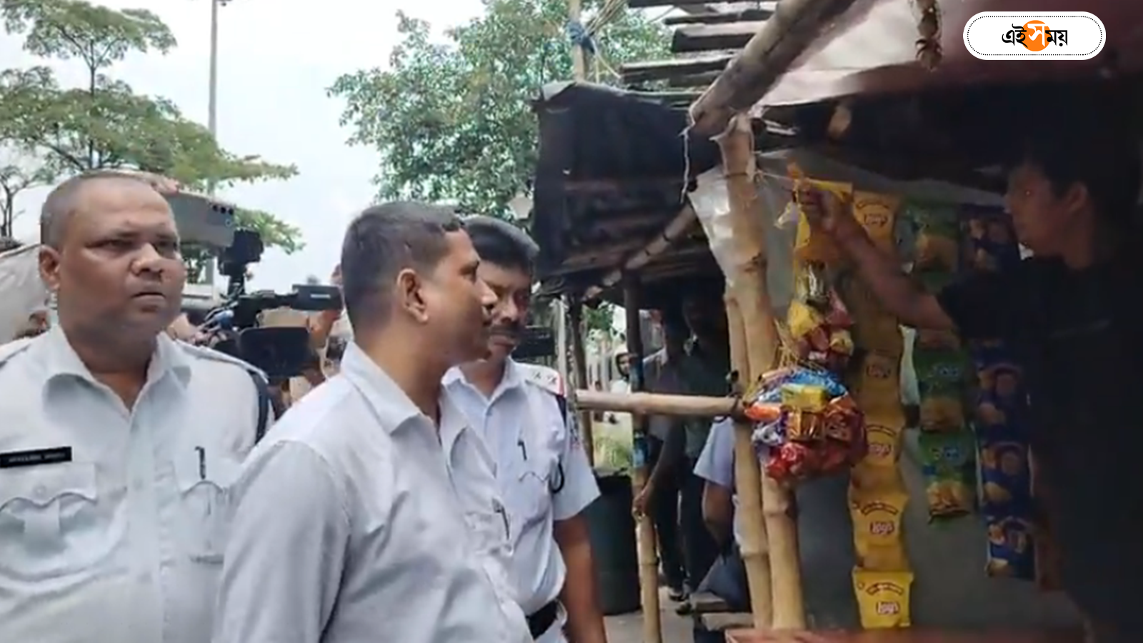 মুখ্যমন্ত্রীর নির্দেশের পরেই ফুটপাথ দখলমুক্ত করতে তৎপর পুলিশ