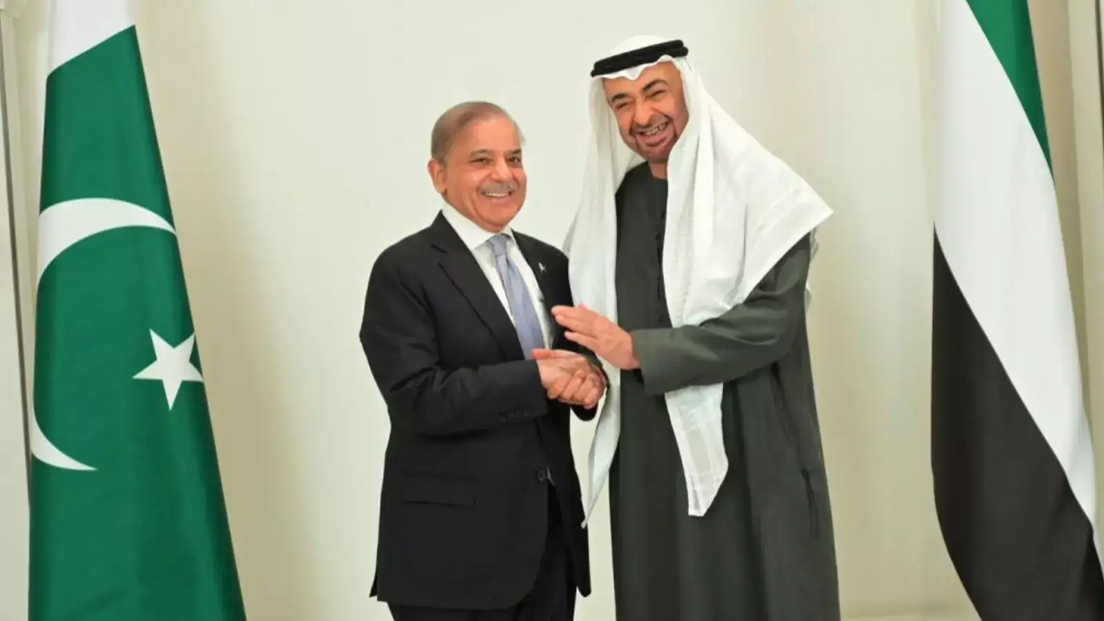 கஷ்டப்படும் பாகிஸ்தான்.. கைக்கொடுக்கும் அரபு நாடு.. சுமார் 84 ஆயிரம் கோடி செலவில் உதவிக்கரம் நீட்டிய UAE ! 